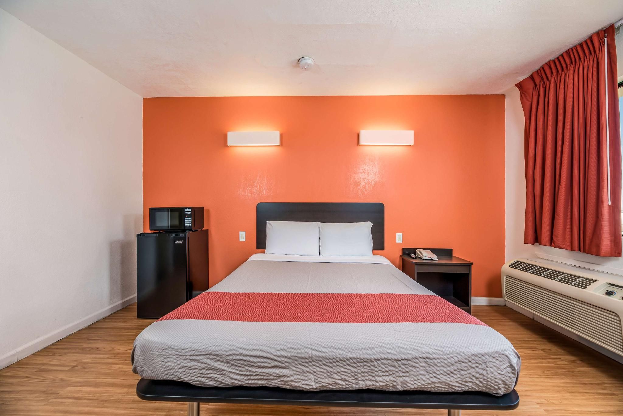 Motel 6 Westley, CA 1 Queen Bed | Mobility Accessible Tub Nsmk 2