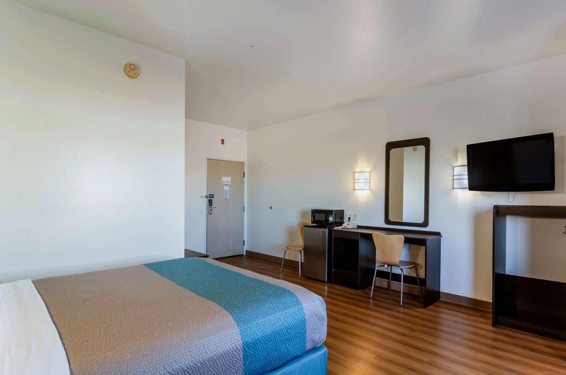 Queen Room - Disability Access - Non-Smoking