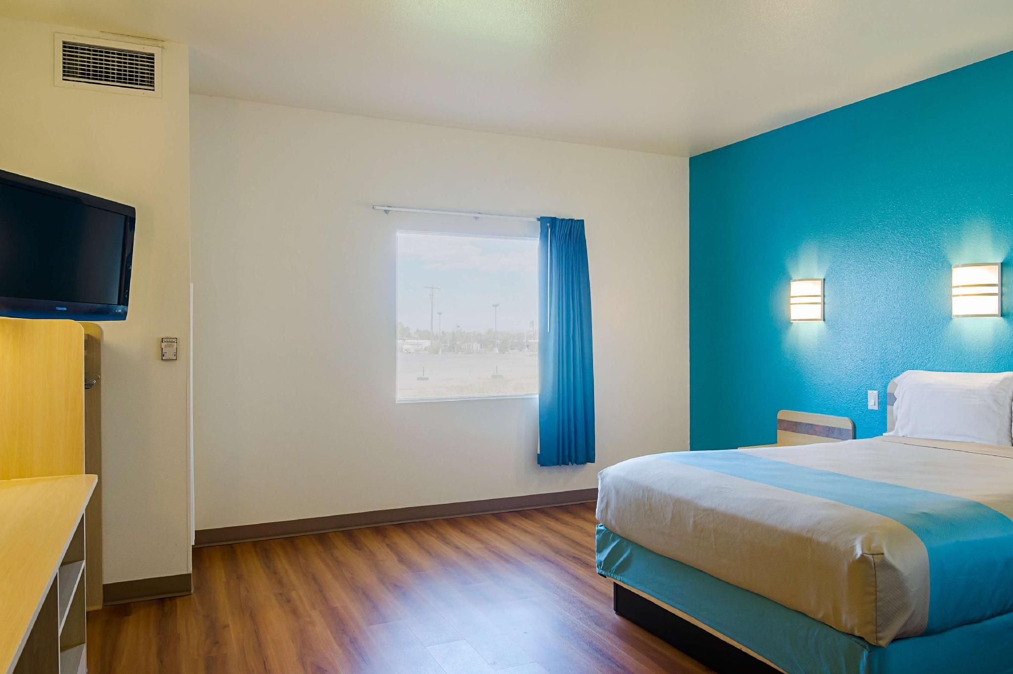 1 Queen Bed | Mobility Accessible Tub Nsmk