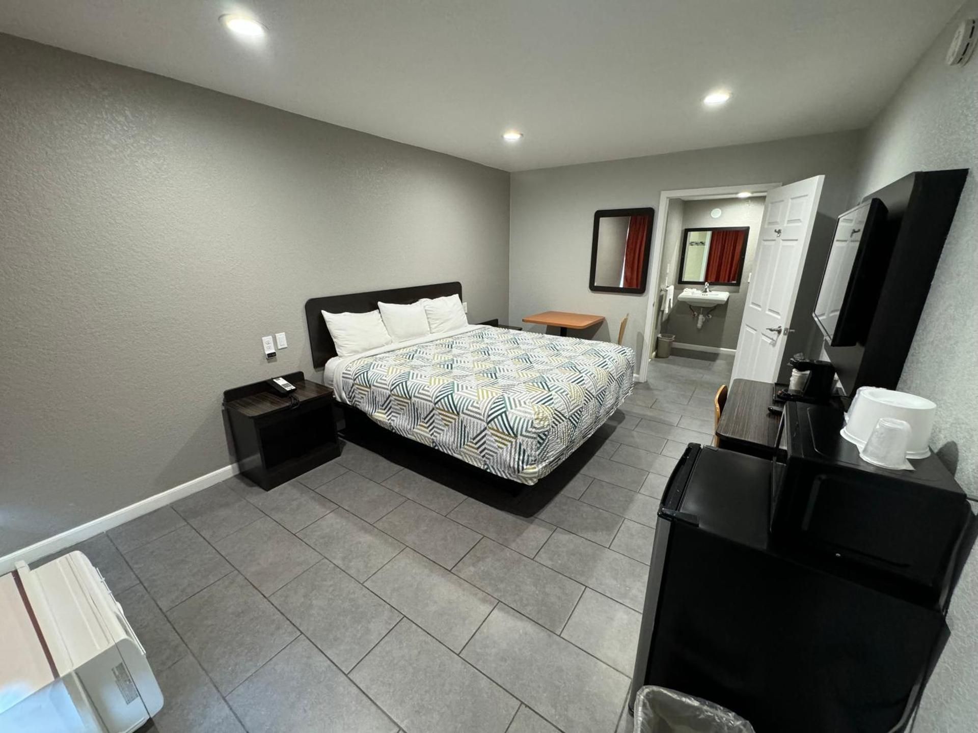 King Room with Roll-in Shower - Disability Access - Non-Smoking