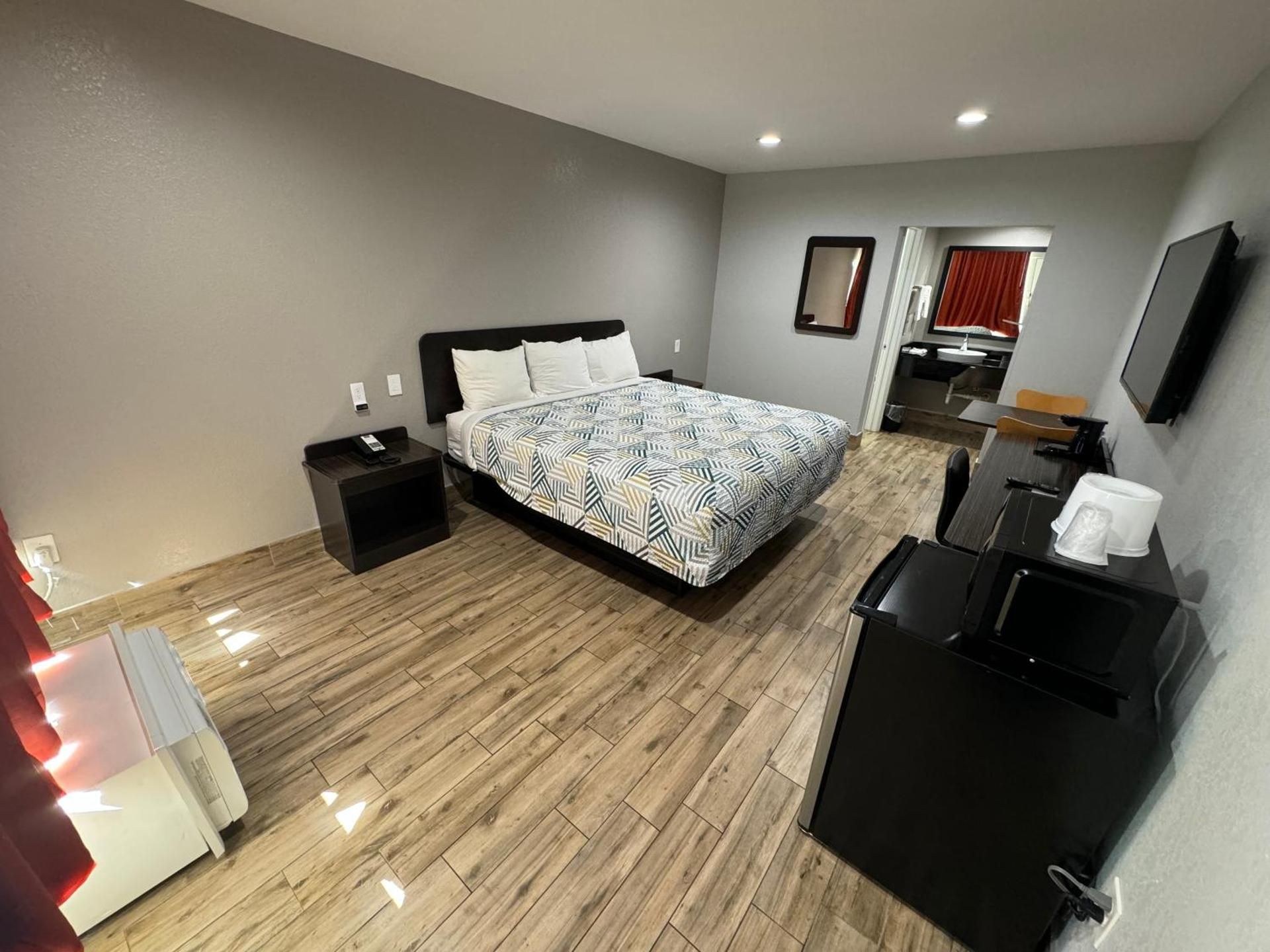 Deluxe King Room - Non-Smoking