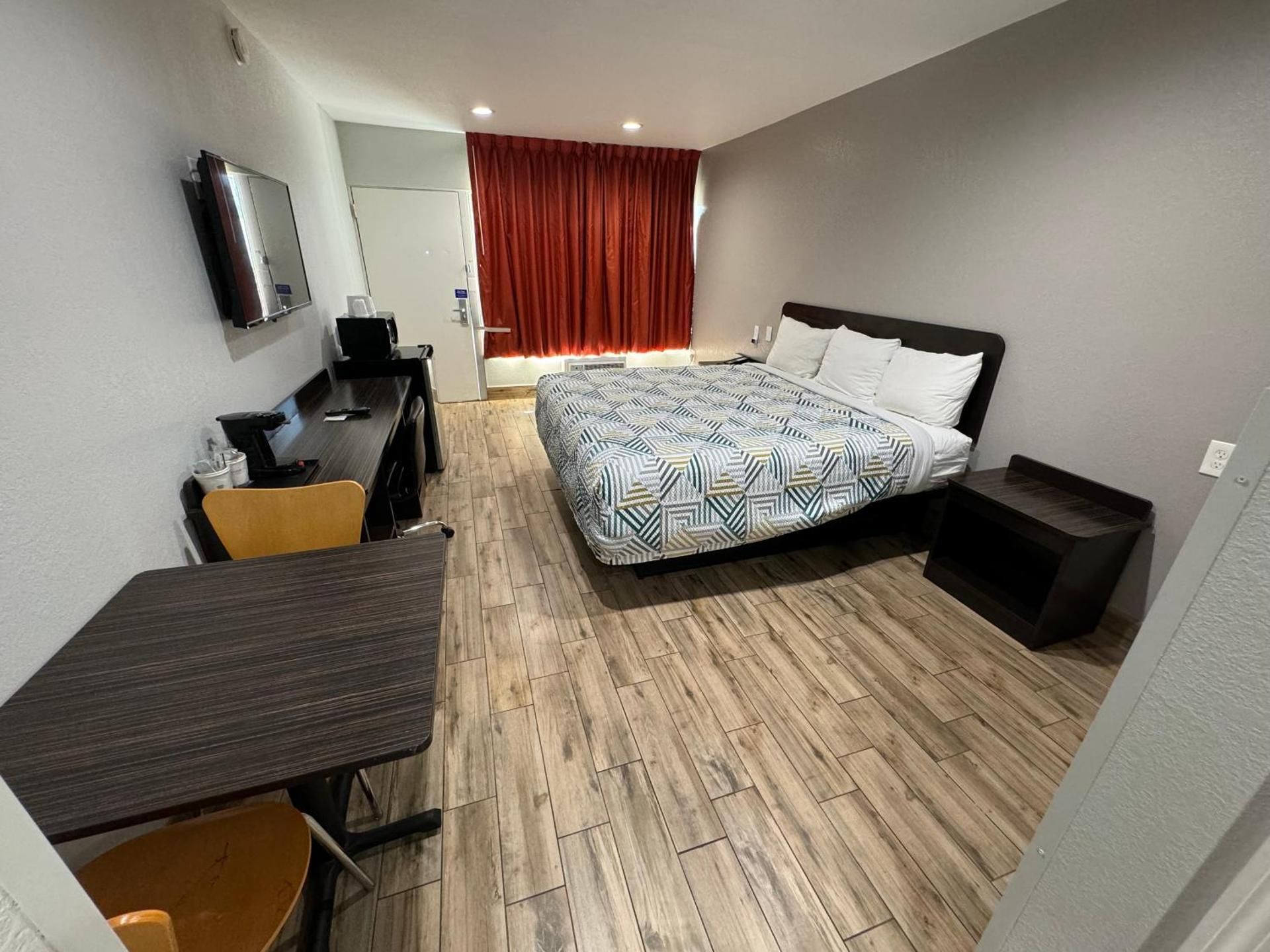 Deluxe King Room - Non-Smoking