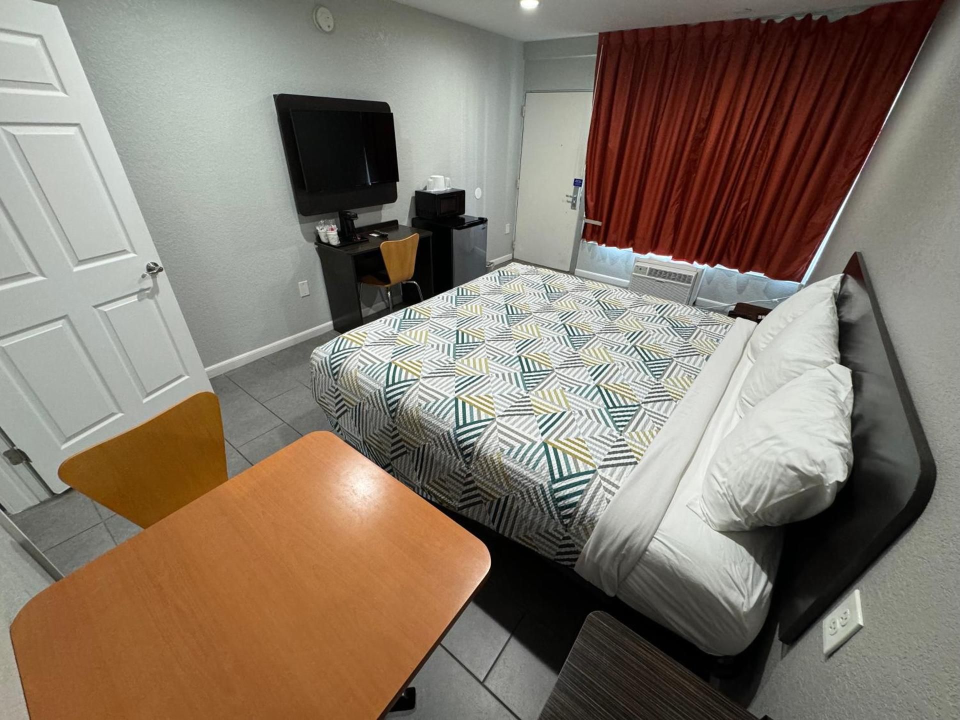 King Room with Roll-in Shower - Disability Access - Non-Smoking