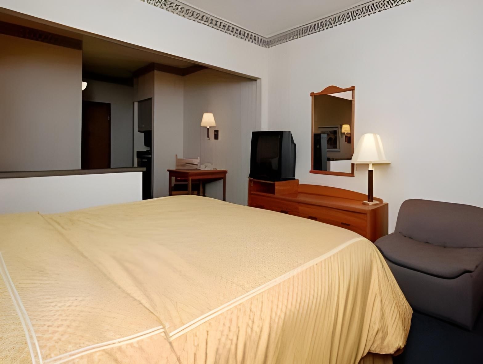 Hotel El Paso By IHG King Suite with Sofa Bed 2
