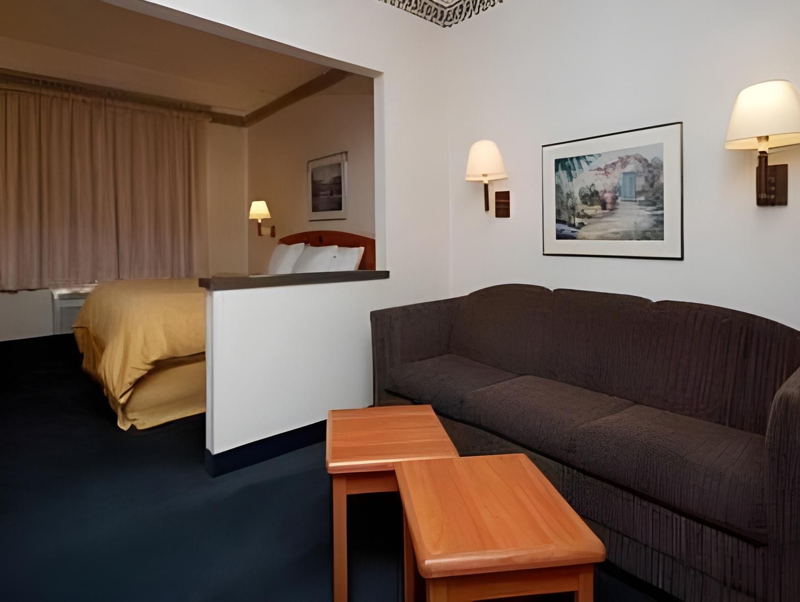 Hotel El Paso By IHG King Suite with Sofa Bed 3