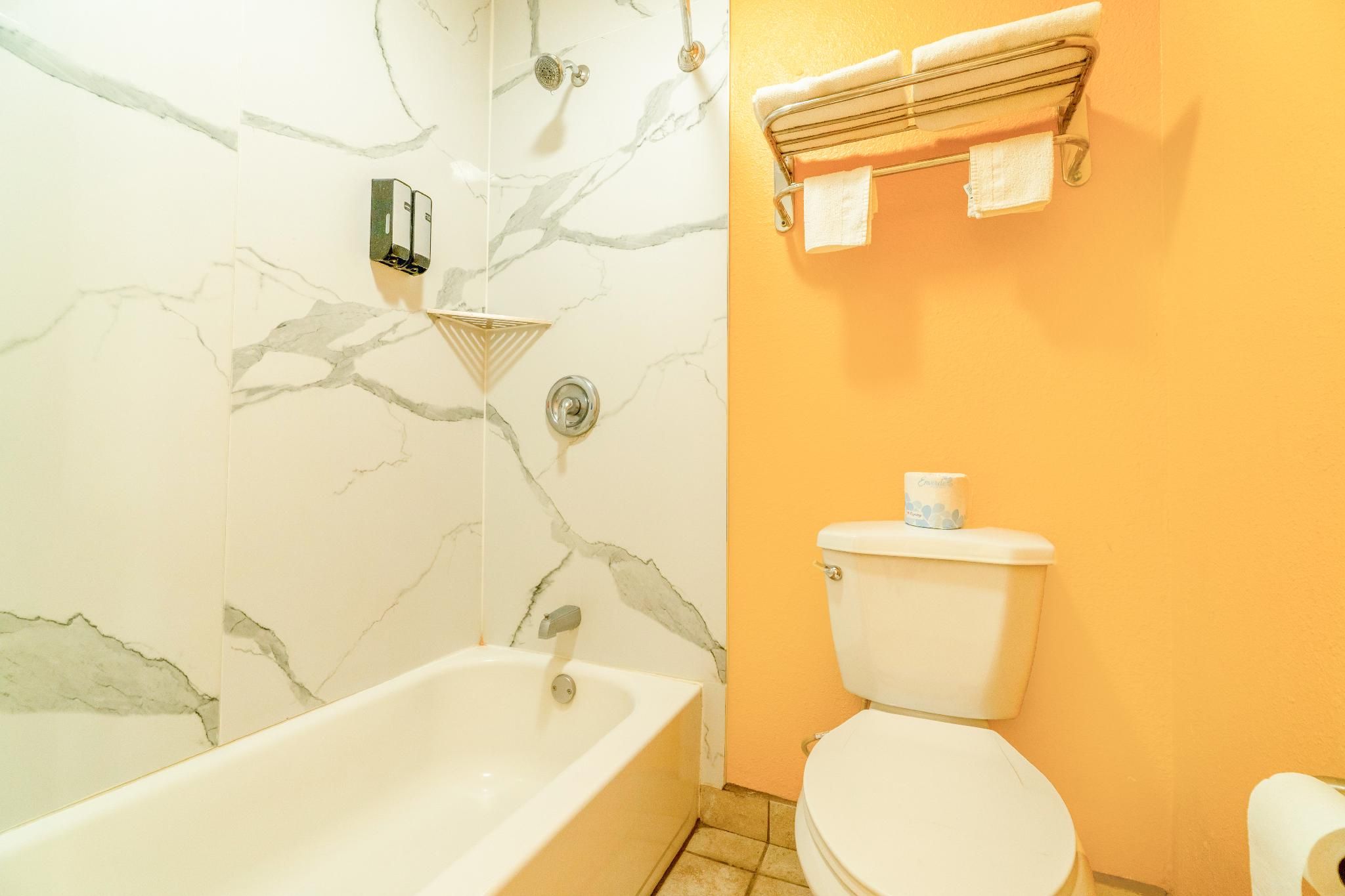 Crown Inn By OYO Denver Tx 2 Full Beds Non-Smoking 3