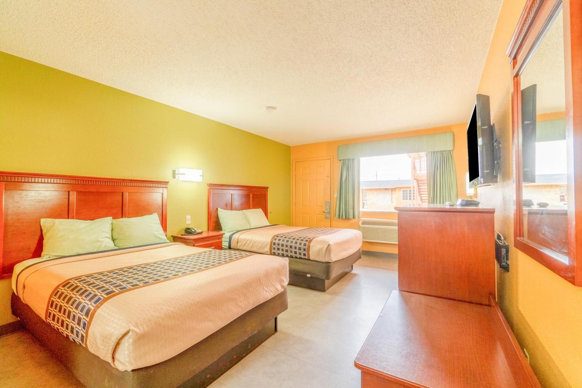 Crown Inn By OYO Denver Tx 2 Full Beds Non-Smoking