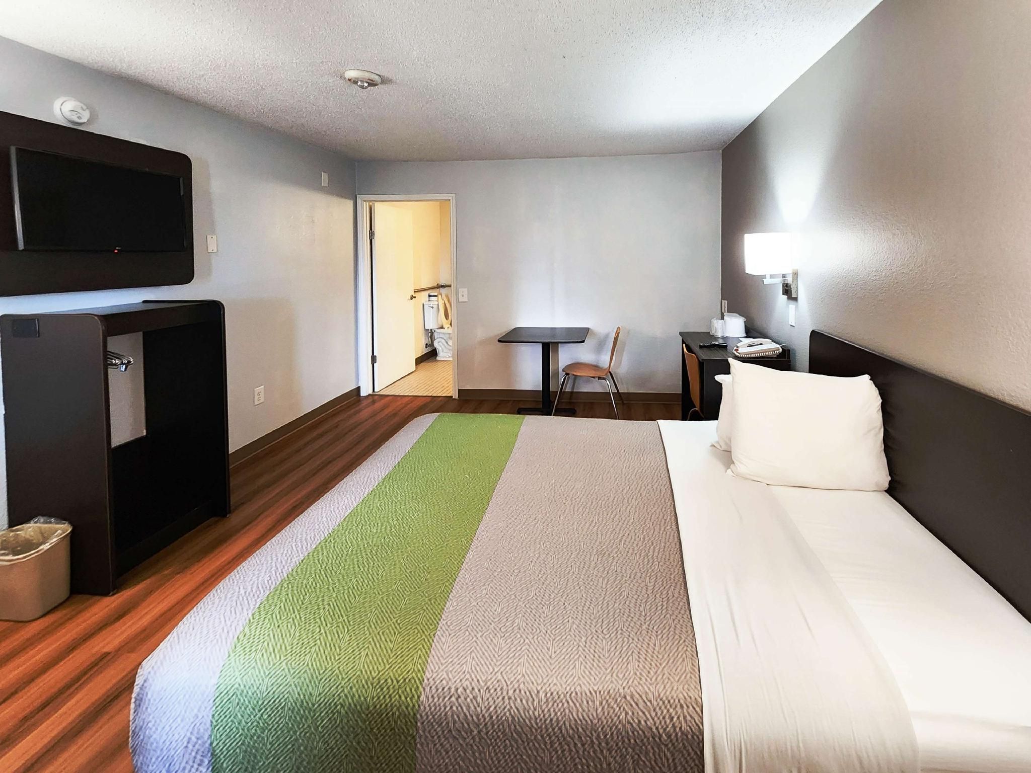 1 QB | ADA/RI Shower