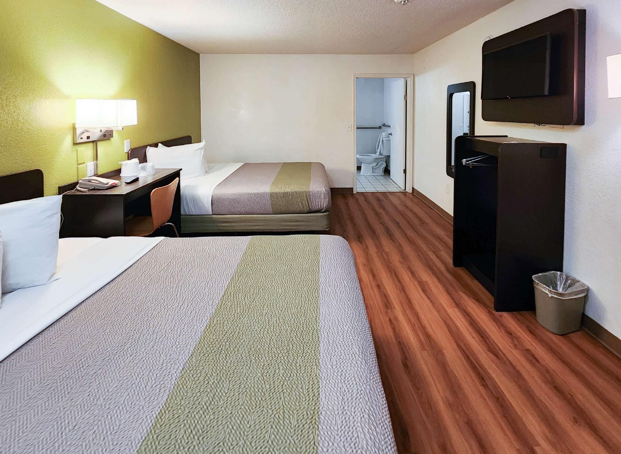 2 QBs | ADA/Roll-In Shower, Nsmk