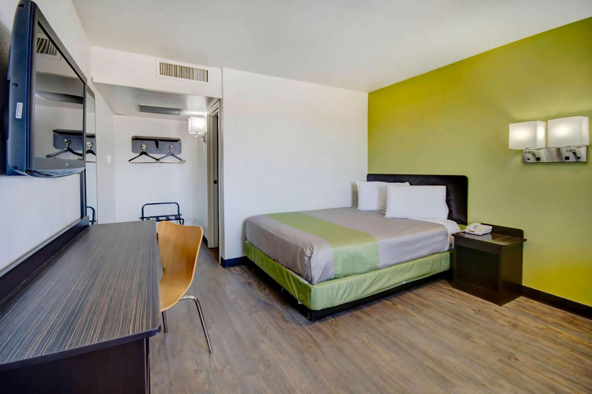 Queen Room - Disability Access - Roll in Shower