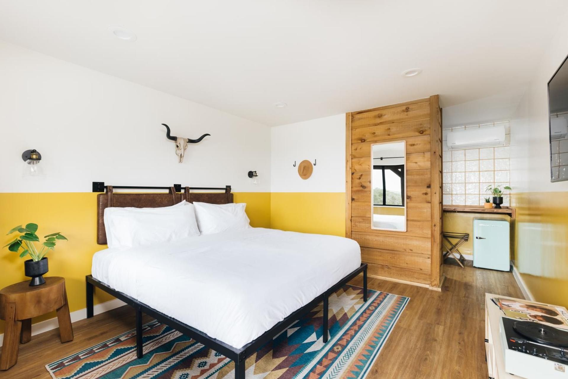 The Bygone King Room with Pool and Mountain View