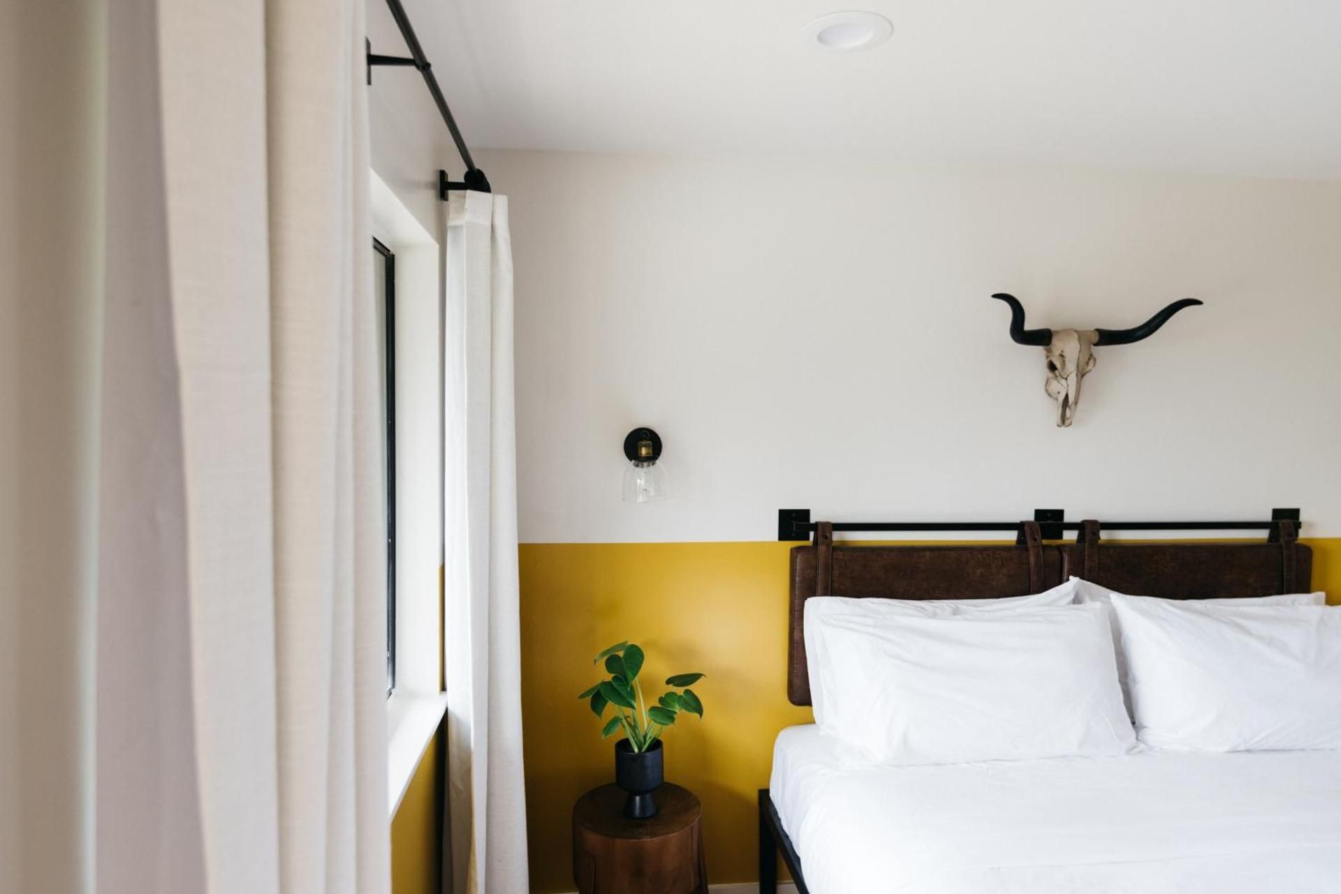 The Bygone King Room with Pool and Mountain View 2