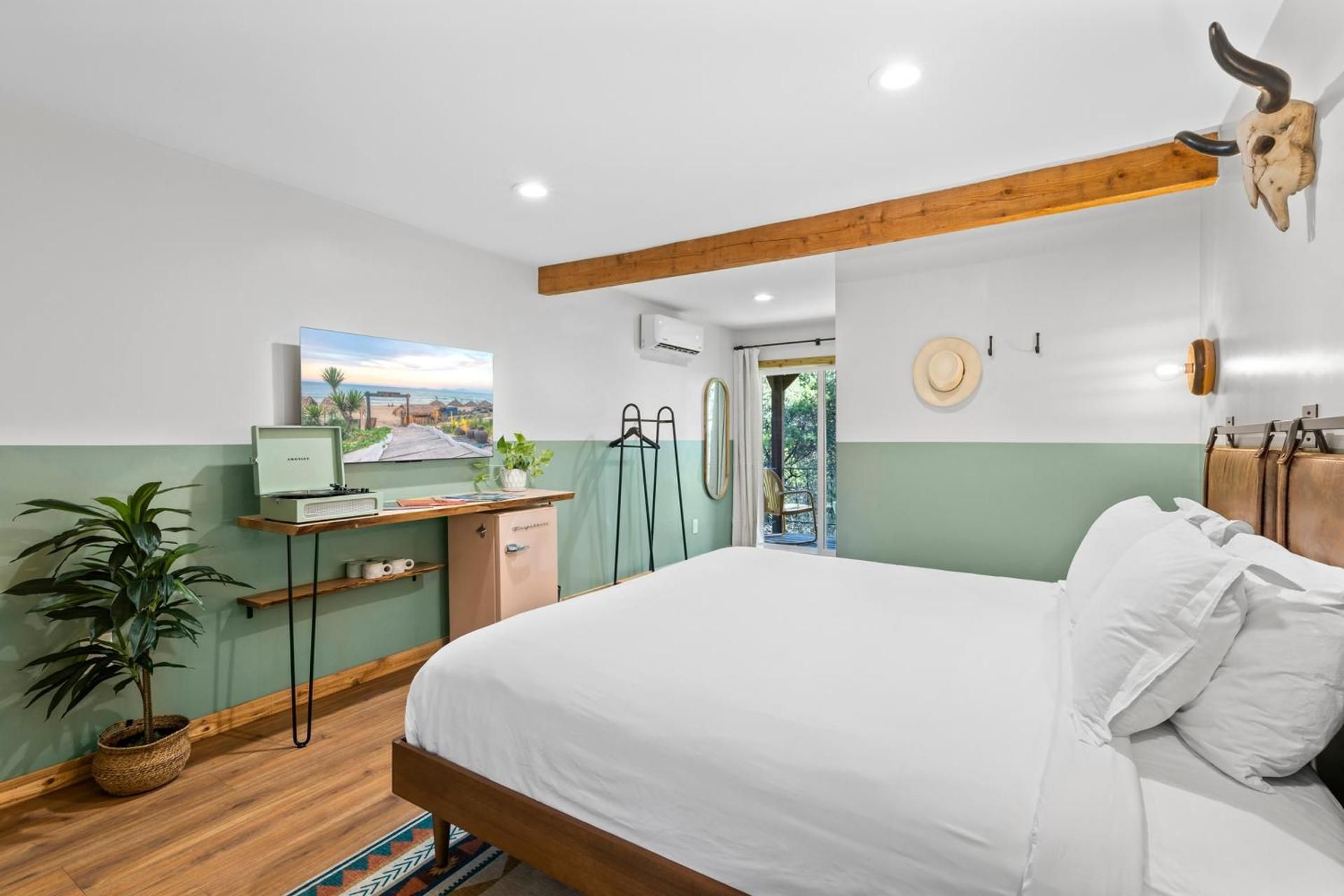 The Bygone Deluxe King Room 2