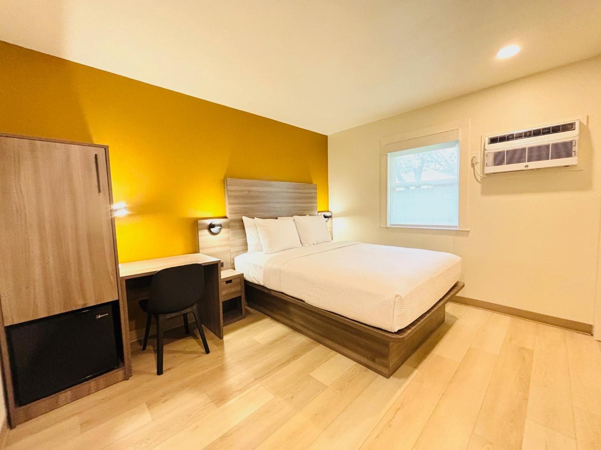 Standard Queen Room