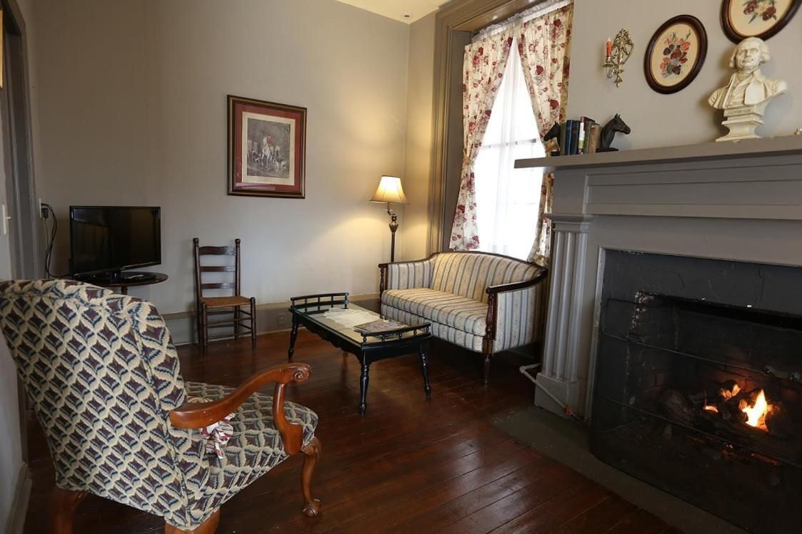 Deluxe Queen Suite
