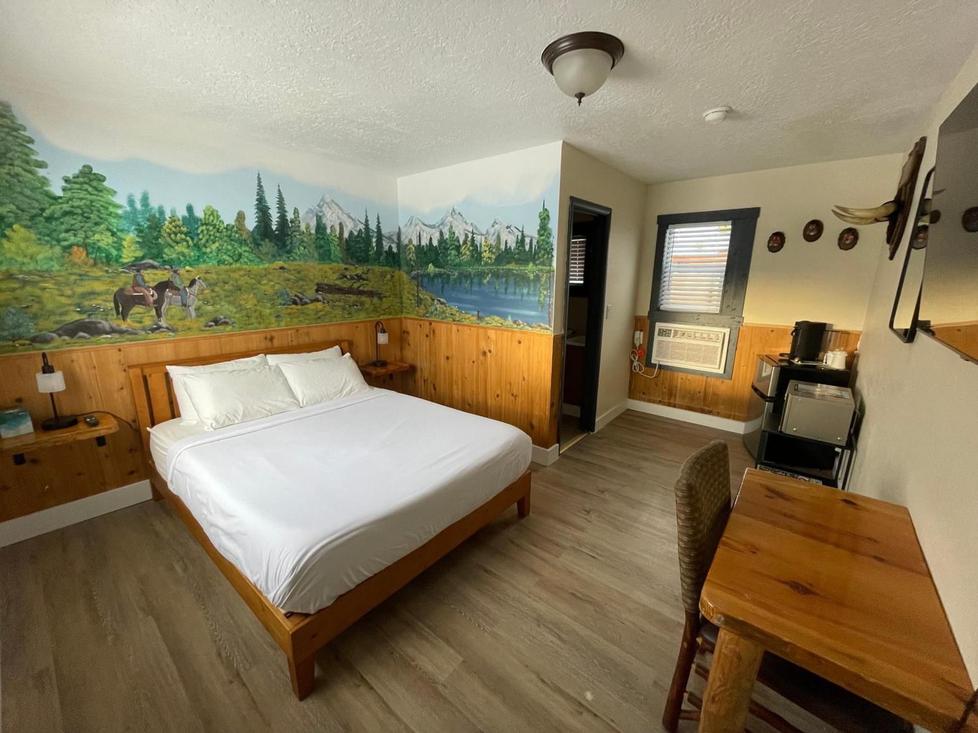 Sacajawea Inn Queen Room