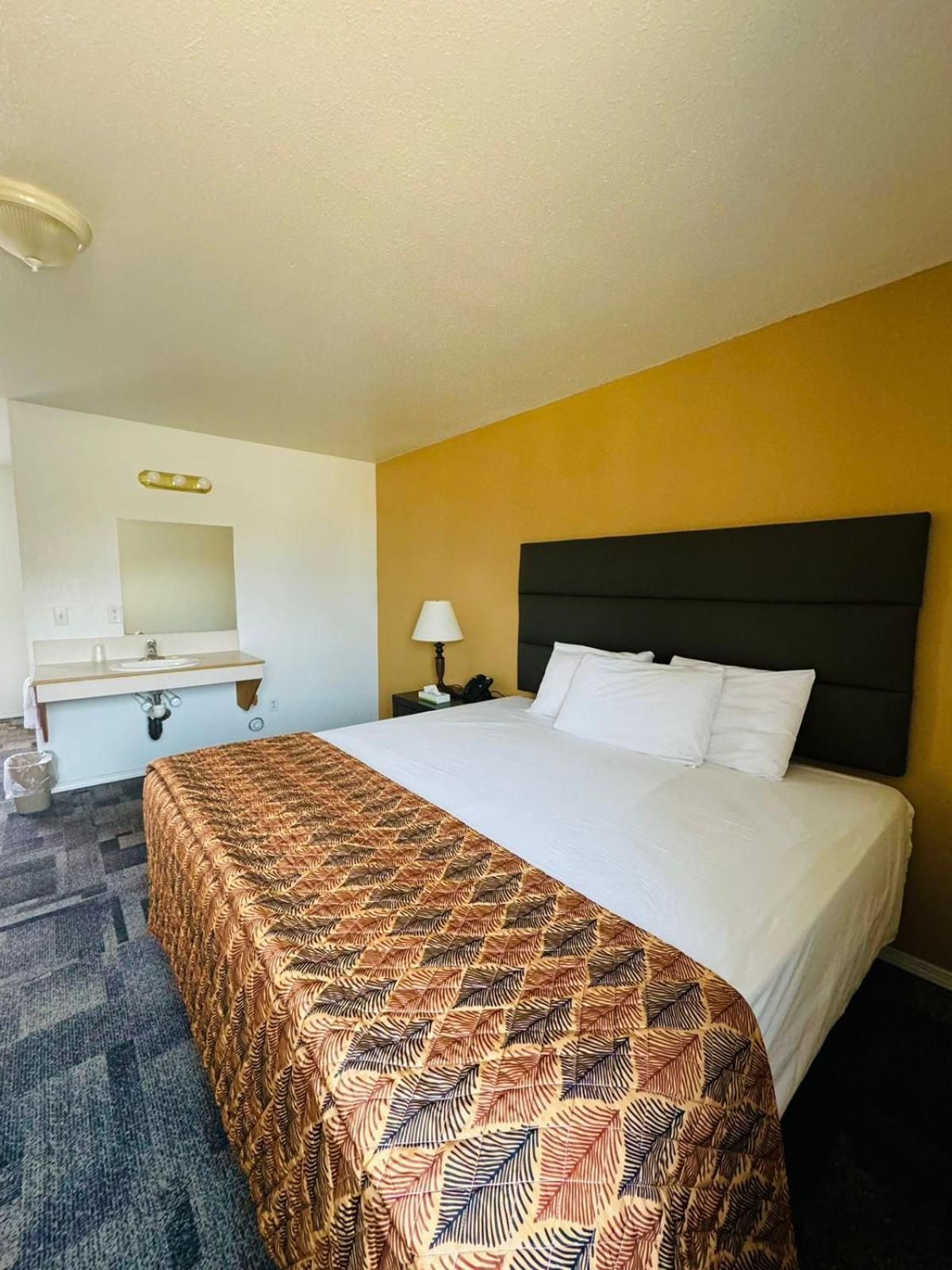 Americas Best Value Inn Deluxe King Room