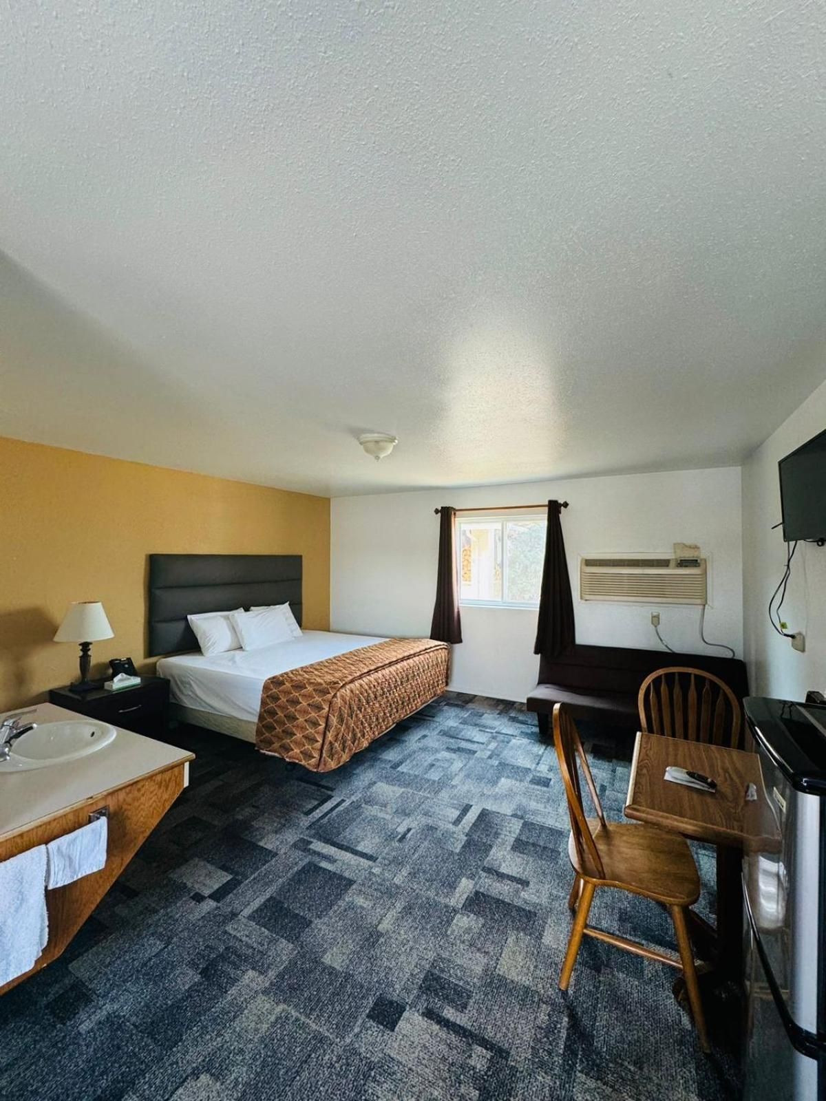 Americas Best Value Inn Deluxe King Room 2