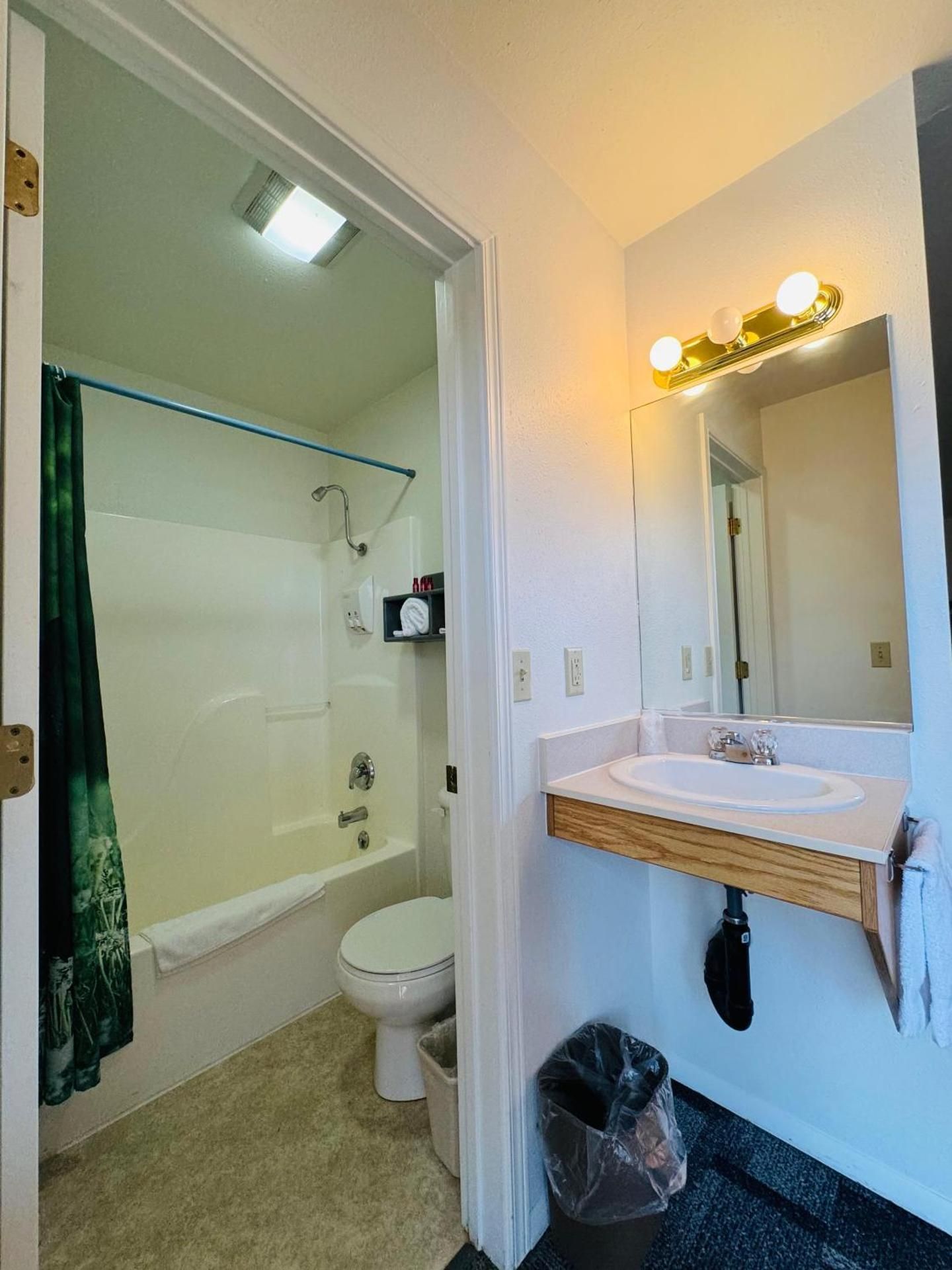 Americas Best Value Inn Deluxe Queen Room 3