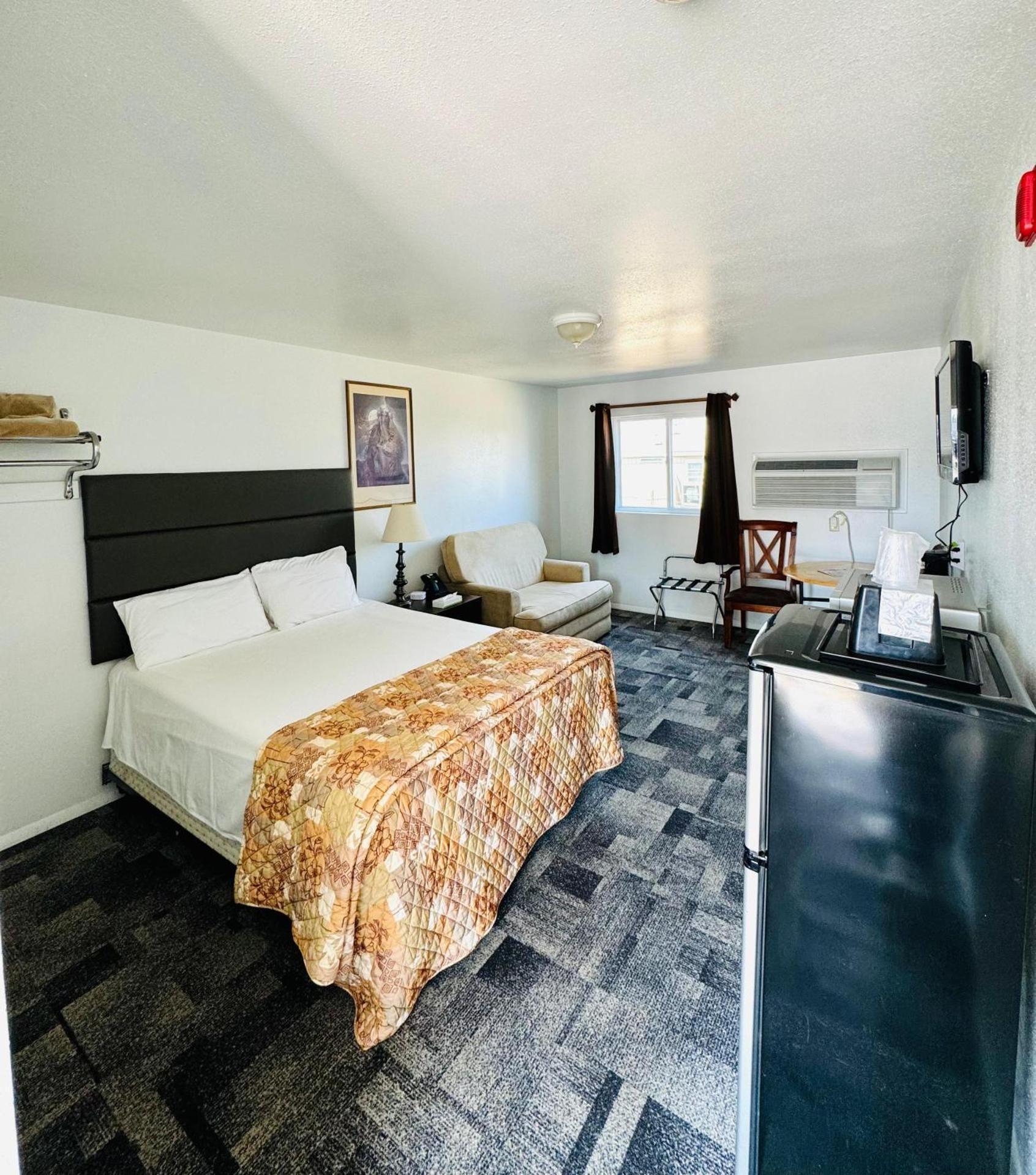 Americas Best Value Inn Deluxe Queen Room