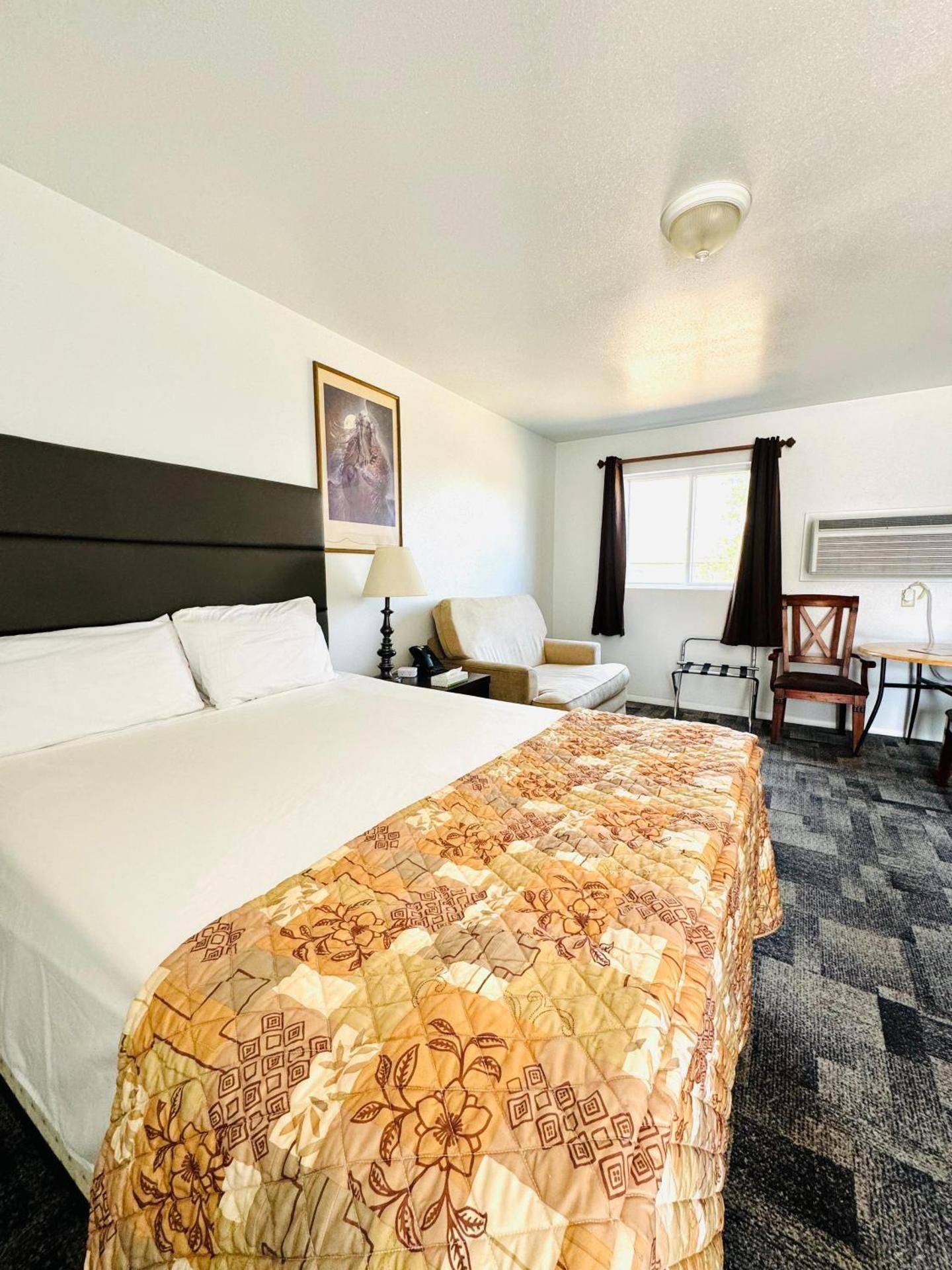 Americas Best Value Inn Deluxe Queen Room 2