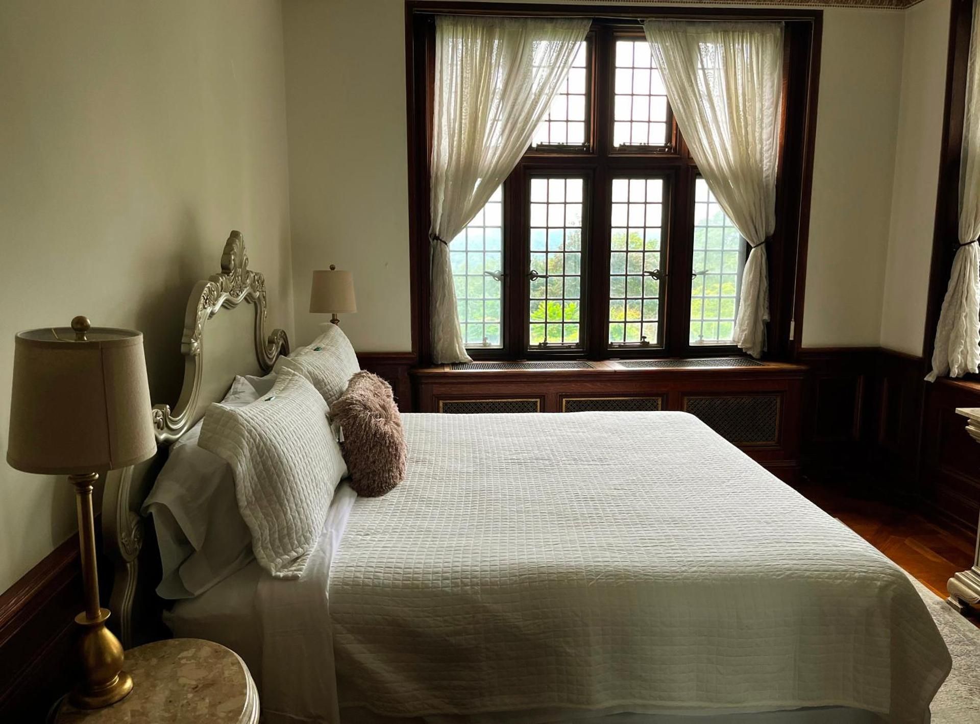 Deluxe Queen Suite