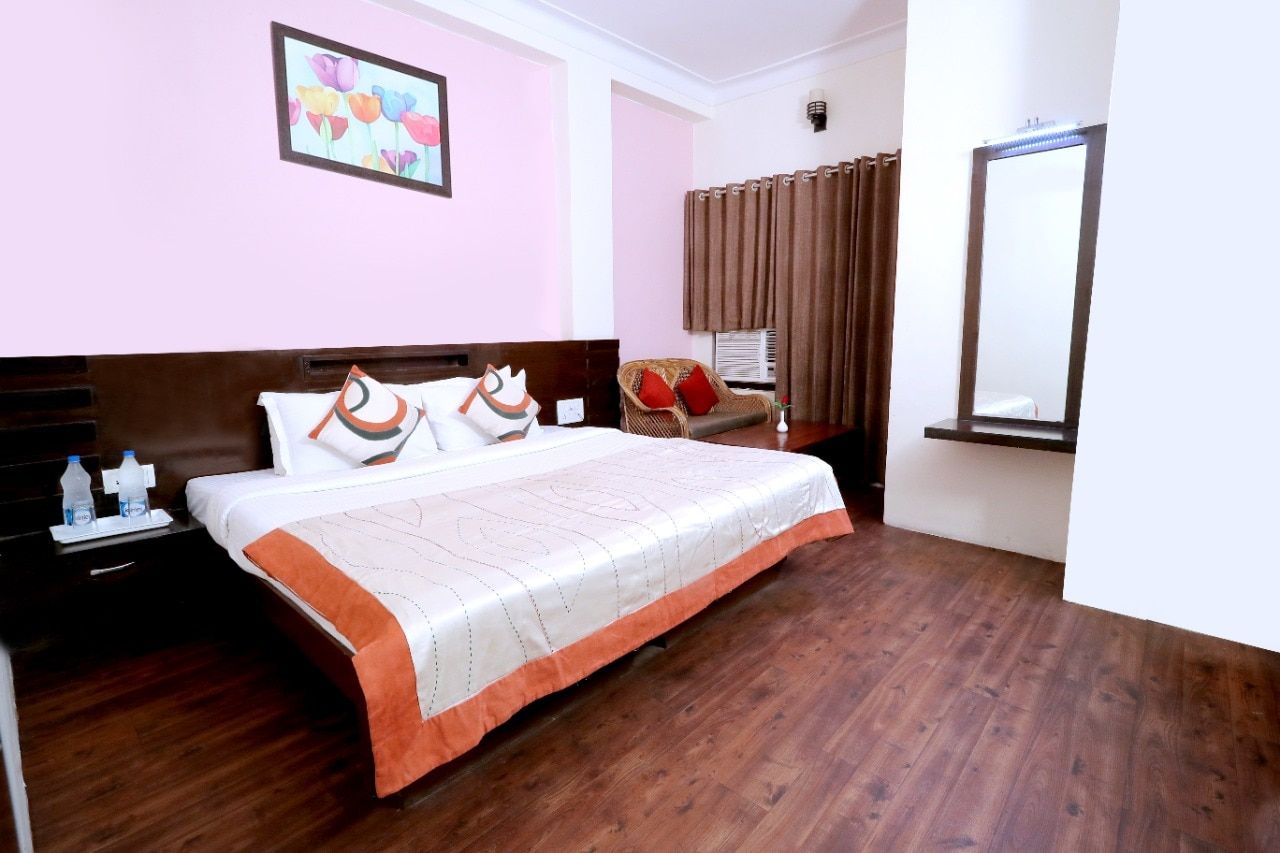 TRPOTELS Vivek Continental Deluxe Room 8