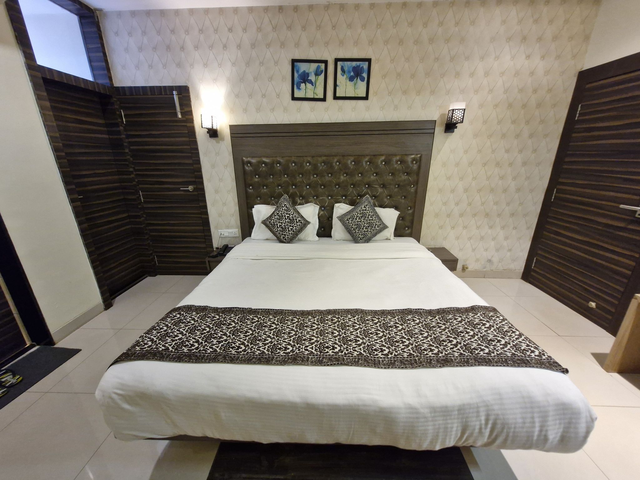 HOTEL NIRVANA Deluxe Room 2