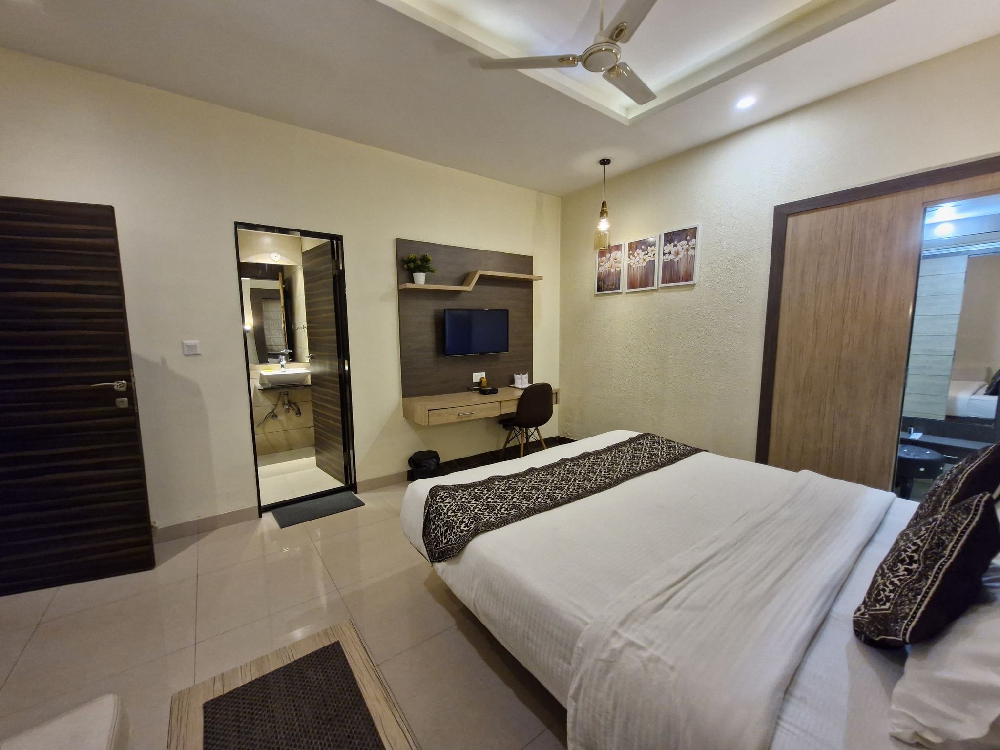 HOTEL NIRVANA Deluxe Room