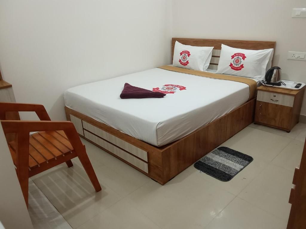 Benzy Tourist Home Standard King Bed Room with Air Conditioning 2