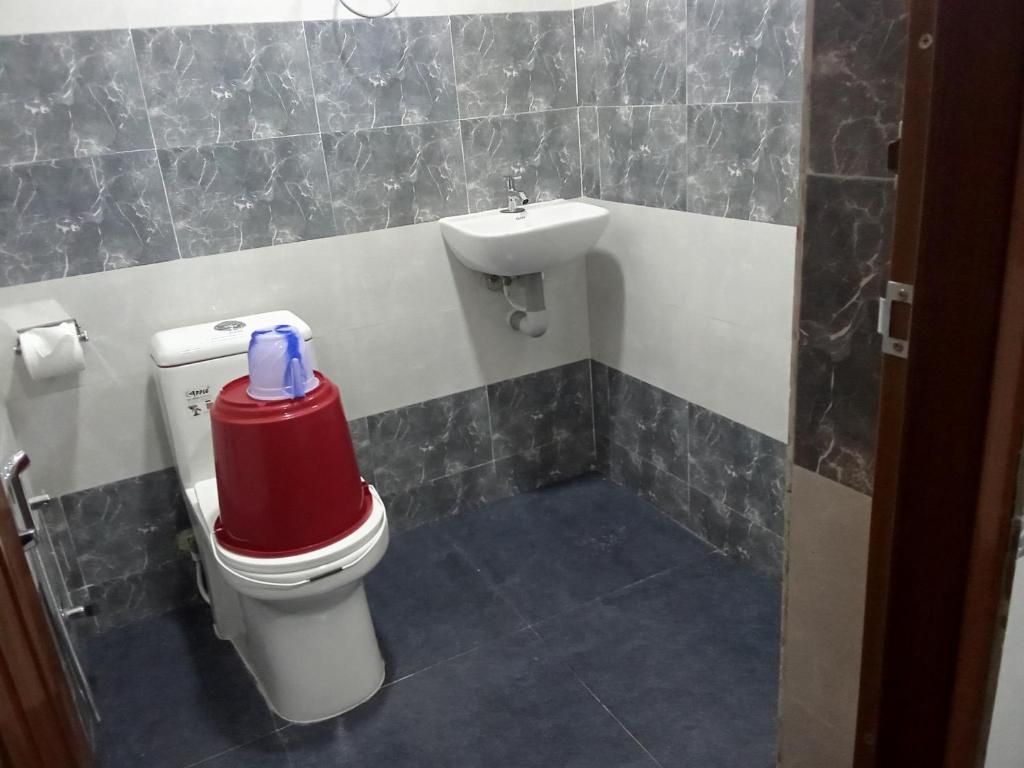 Benzy Tourist Home Deluxe Room with City View King Bed 2