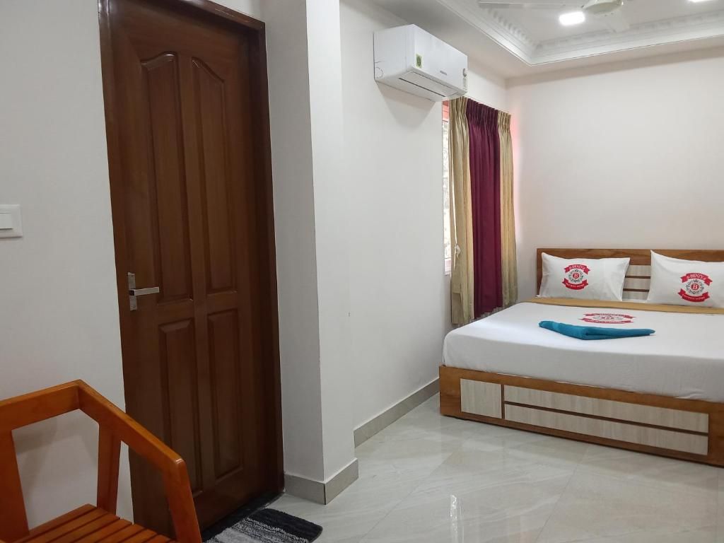 Benzy Tourist Home Deluxe Room with City View King Bed