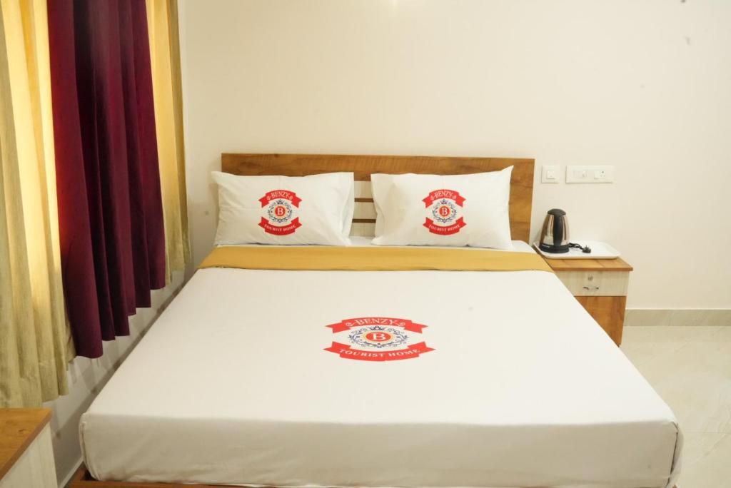 Benzy Tourist Home Standard King Bed Room with Air Conditioning