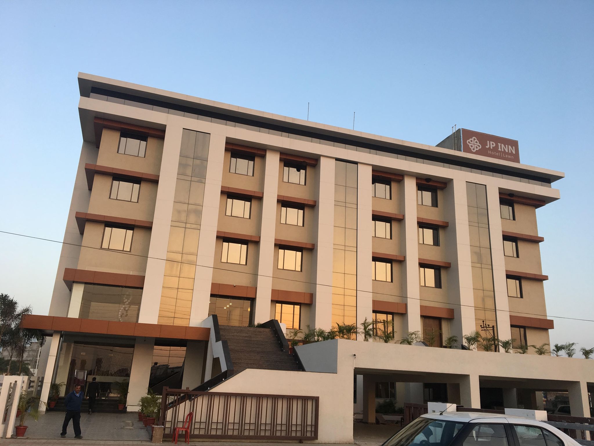 Hotel J P Inn