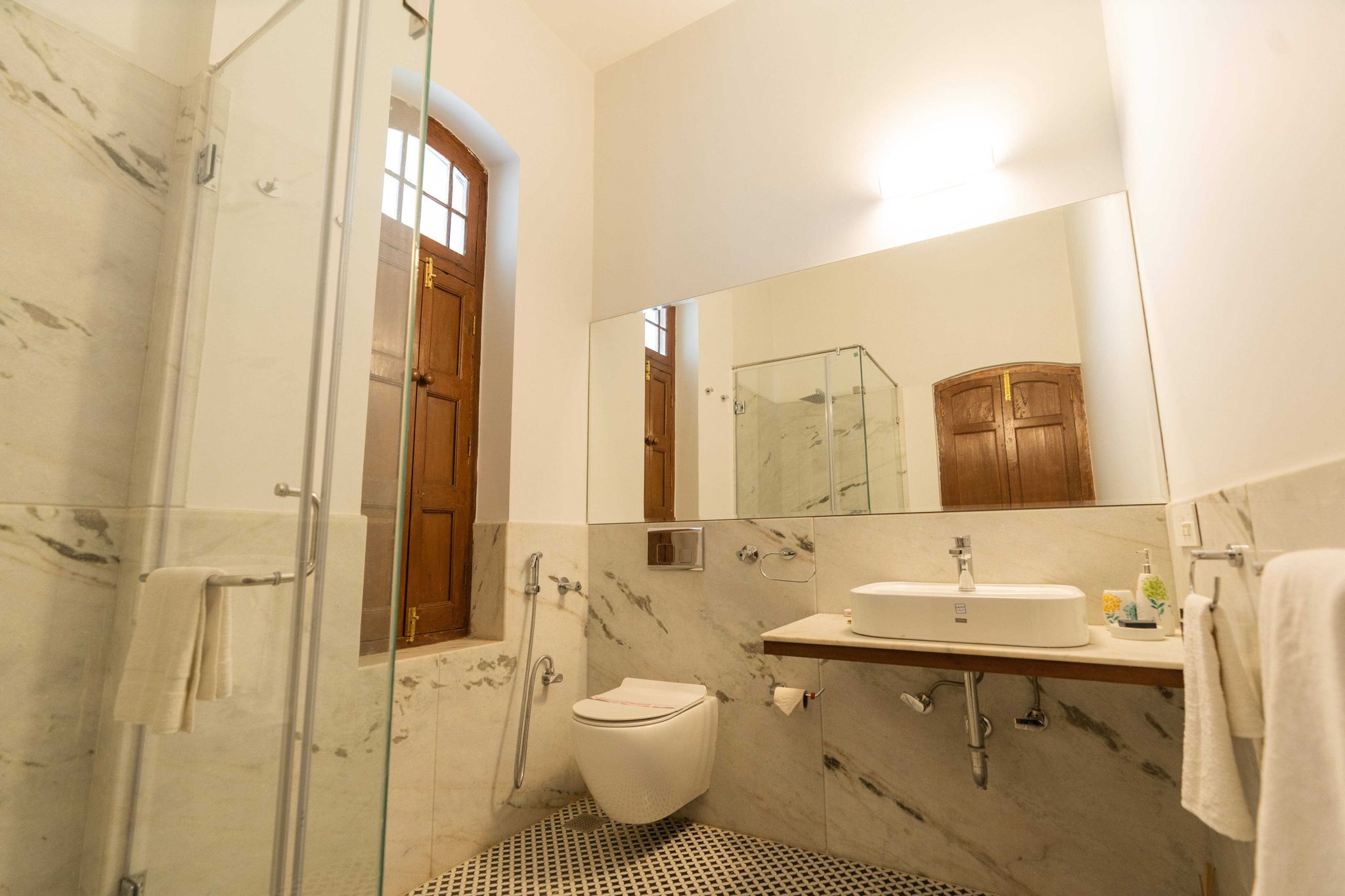 Heritage Classic - Room with king bed and balcony