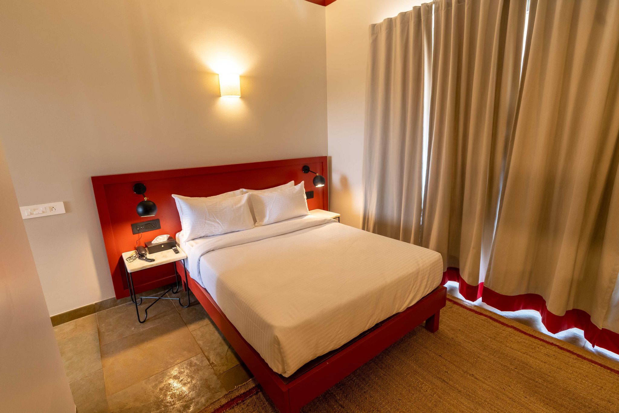 Heritage Classic - Room with king bed and balcony