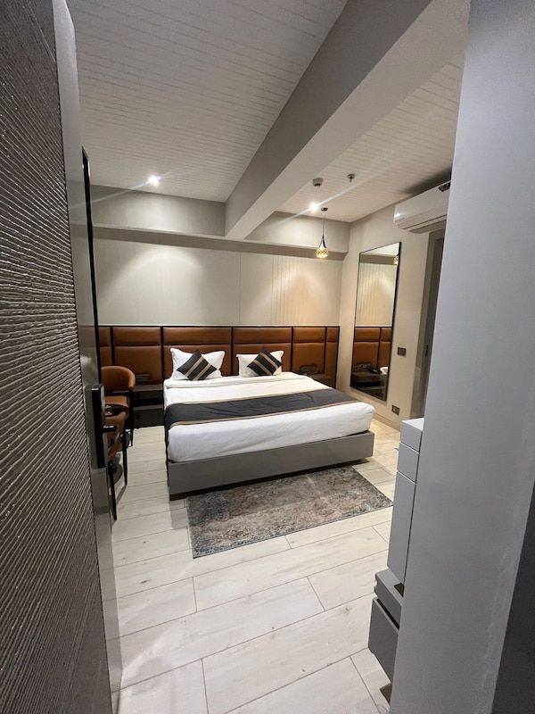 Hotel Anand Vilas Super Deluxe Room 3