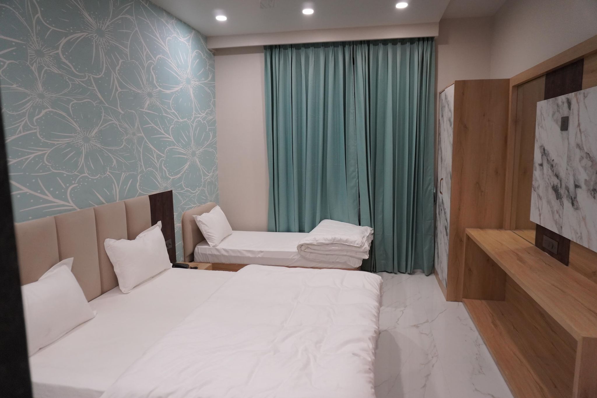 Luxury Triple Room ( 1 Double Bed + 1 Single Bed )