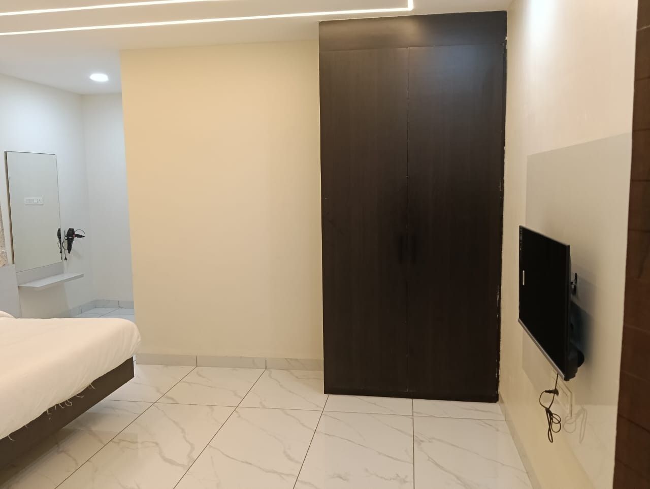 Hotel Aashiyana Deluxe AC Room 4