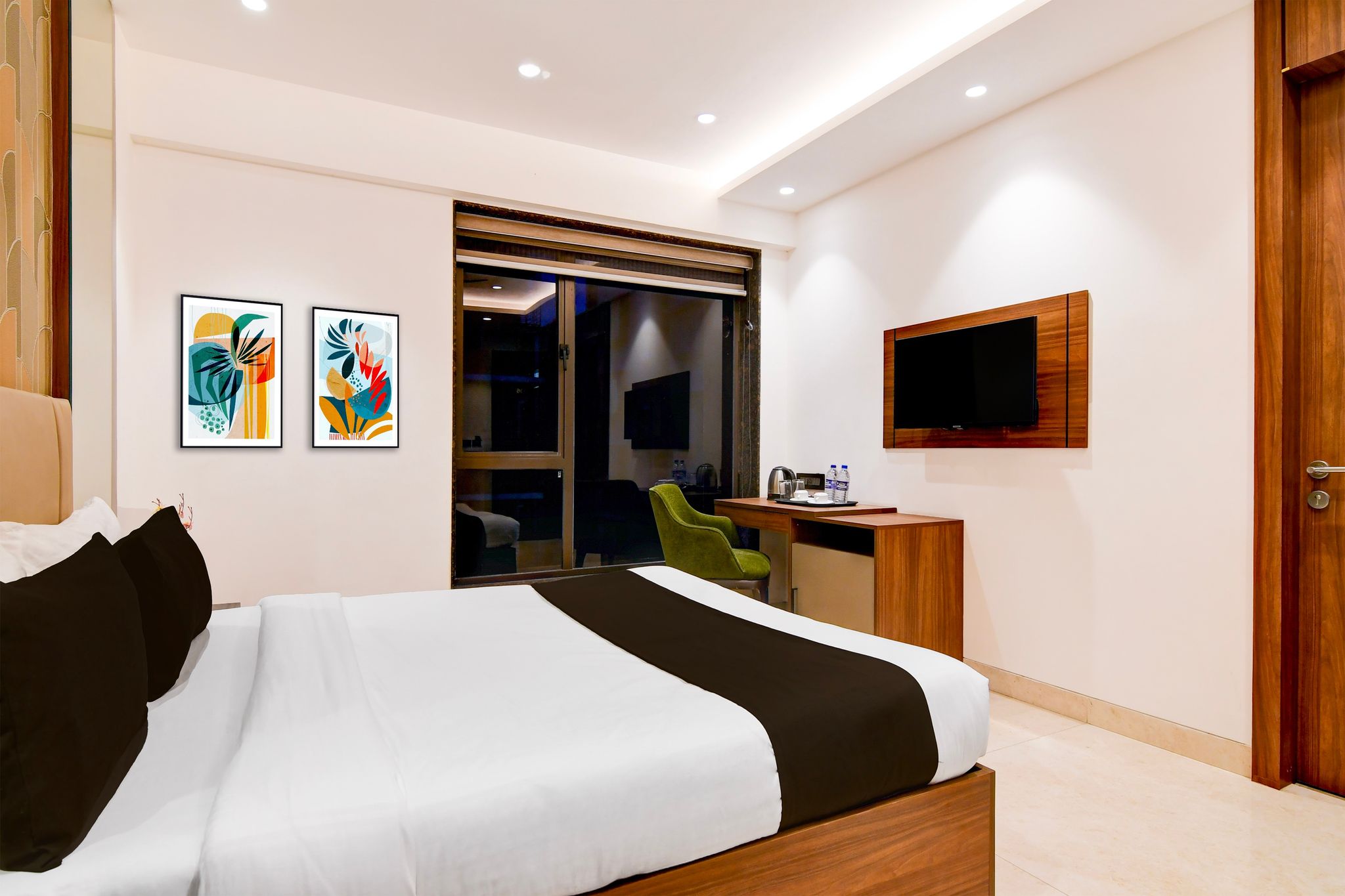 Super Townhouse Oak DLF Newtown Bus Terminal CLASSIC 5