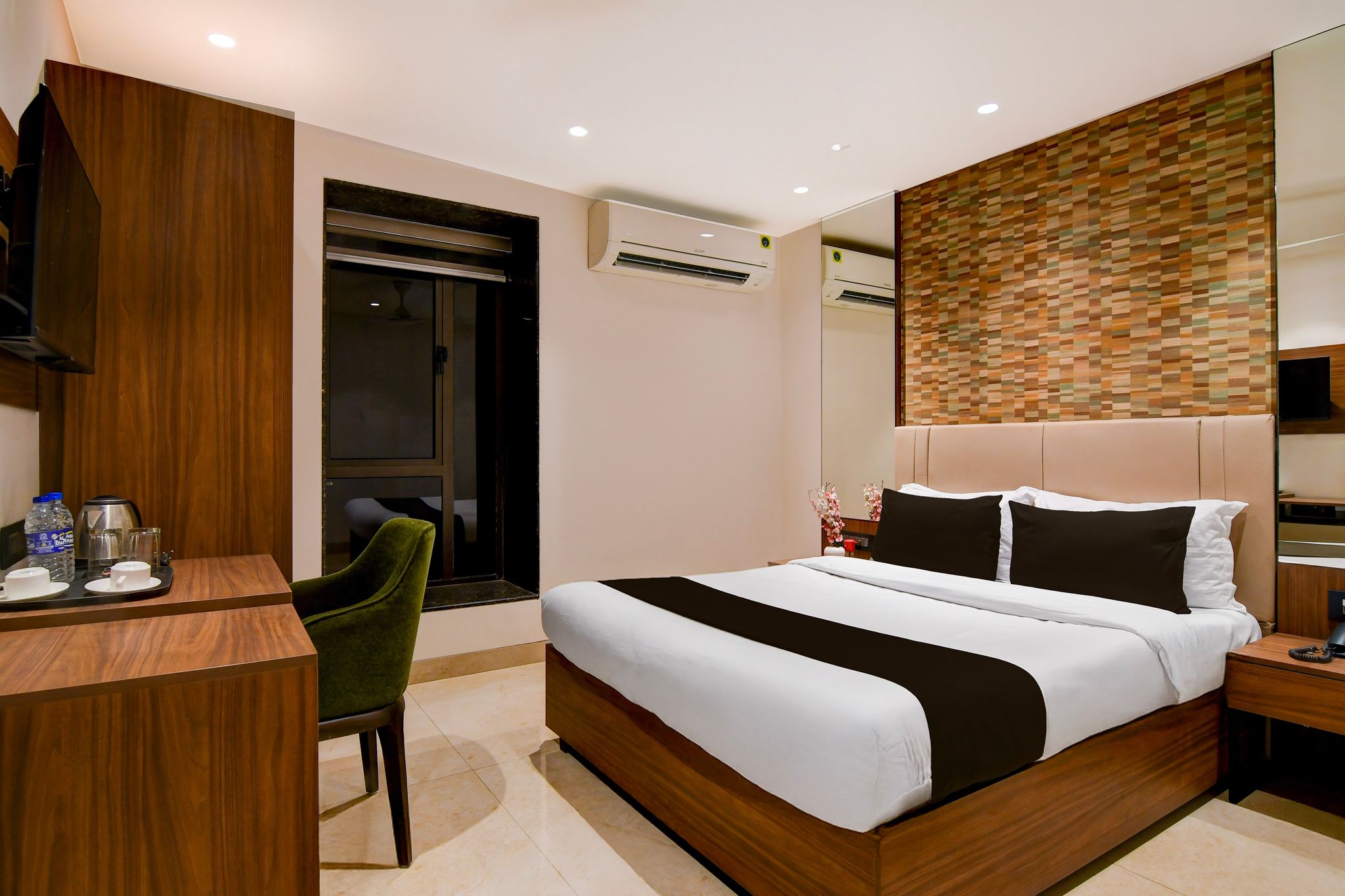 Super Townhouse Oak DLF Newtown Bus Terminal CLASSIC 10