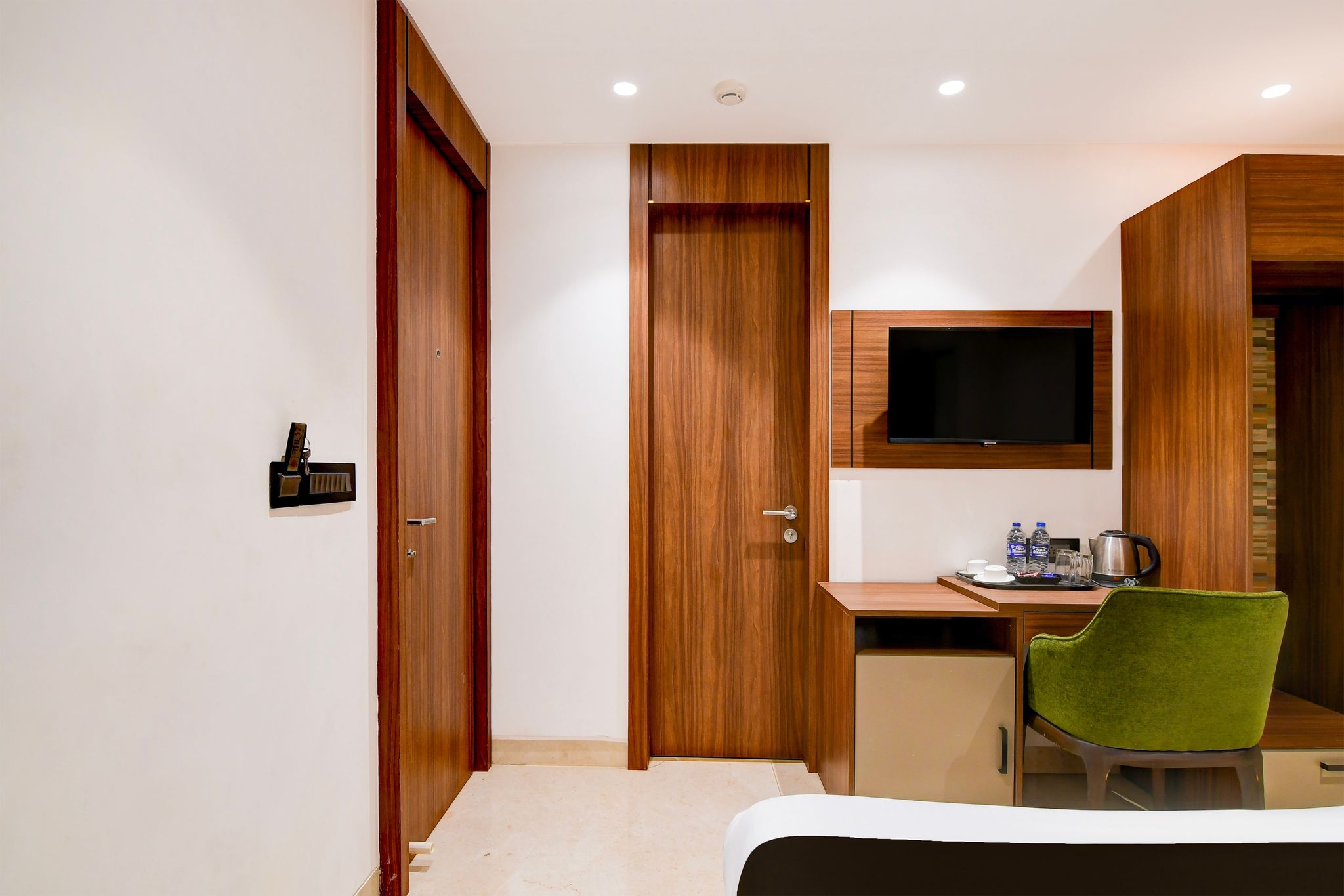 Super Townhouse Oak DLF Newtown Bus Terminal CLASSIC 16