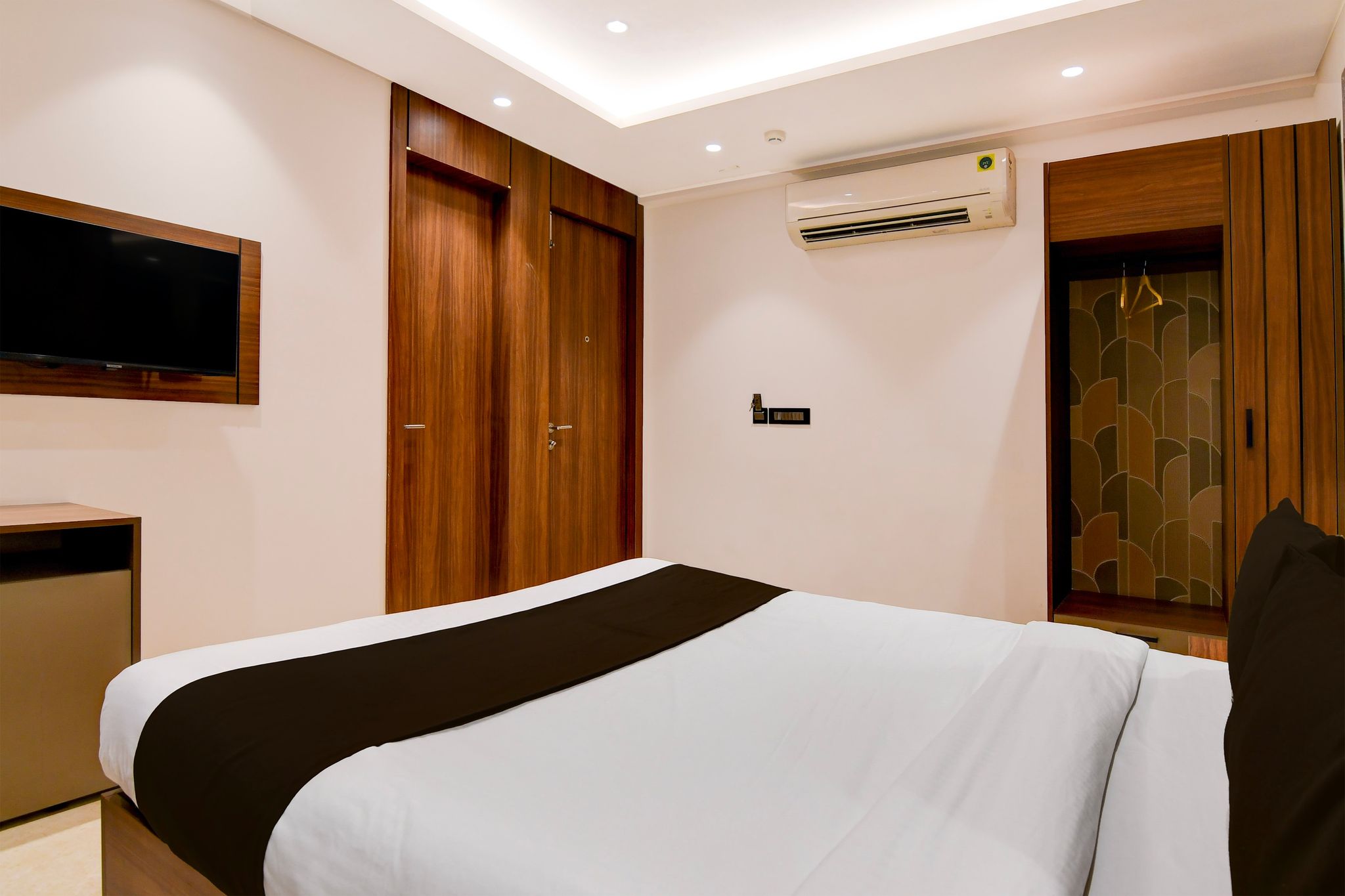 Super Townhouse Oak DLF Newtown Bus Terminal CLASSIC 15