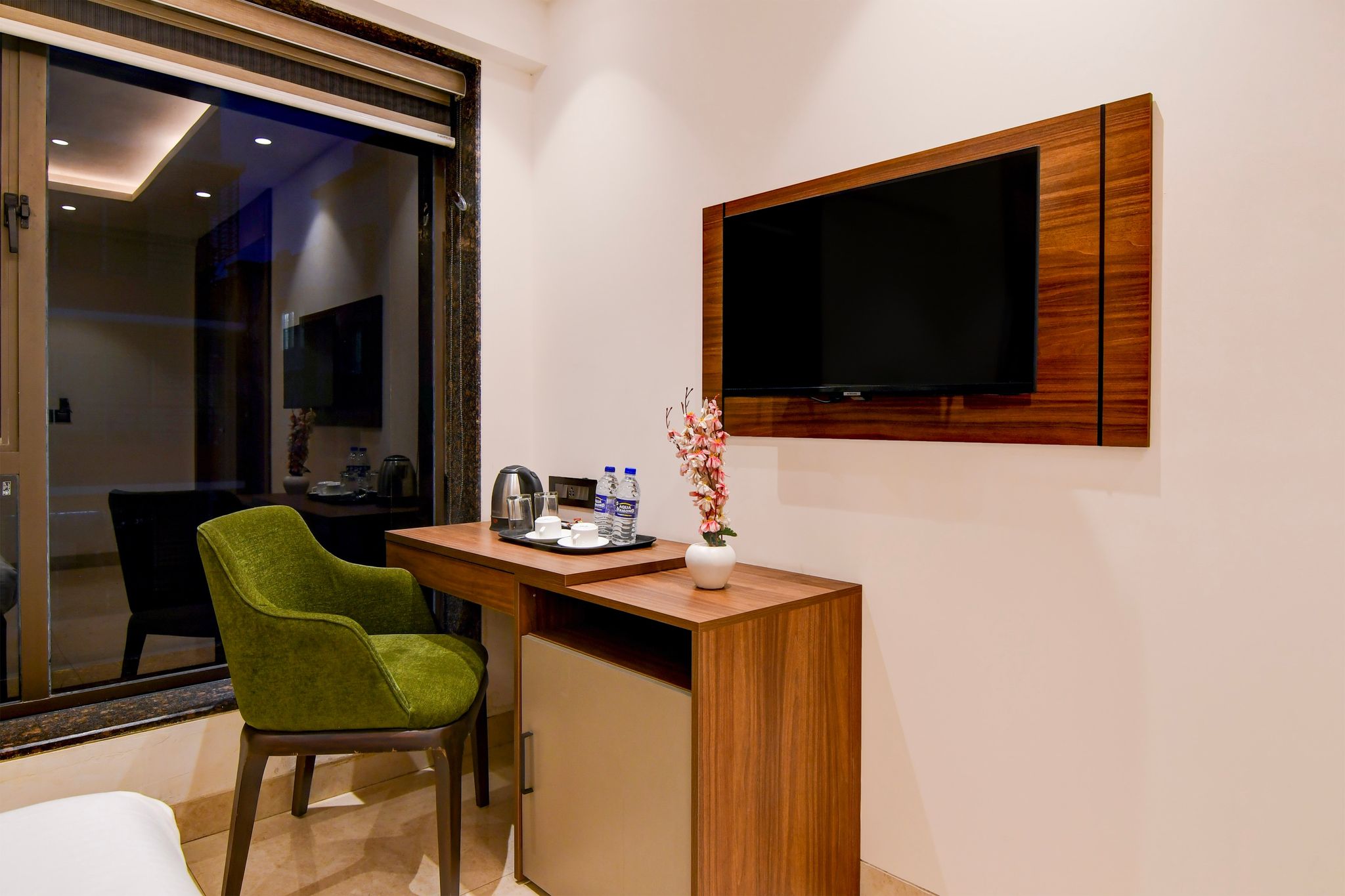 Super Townhouse Oak DLF Newtown Bus Terminal CLASSIC 17