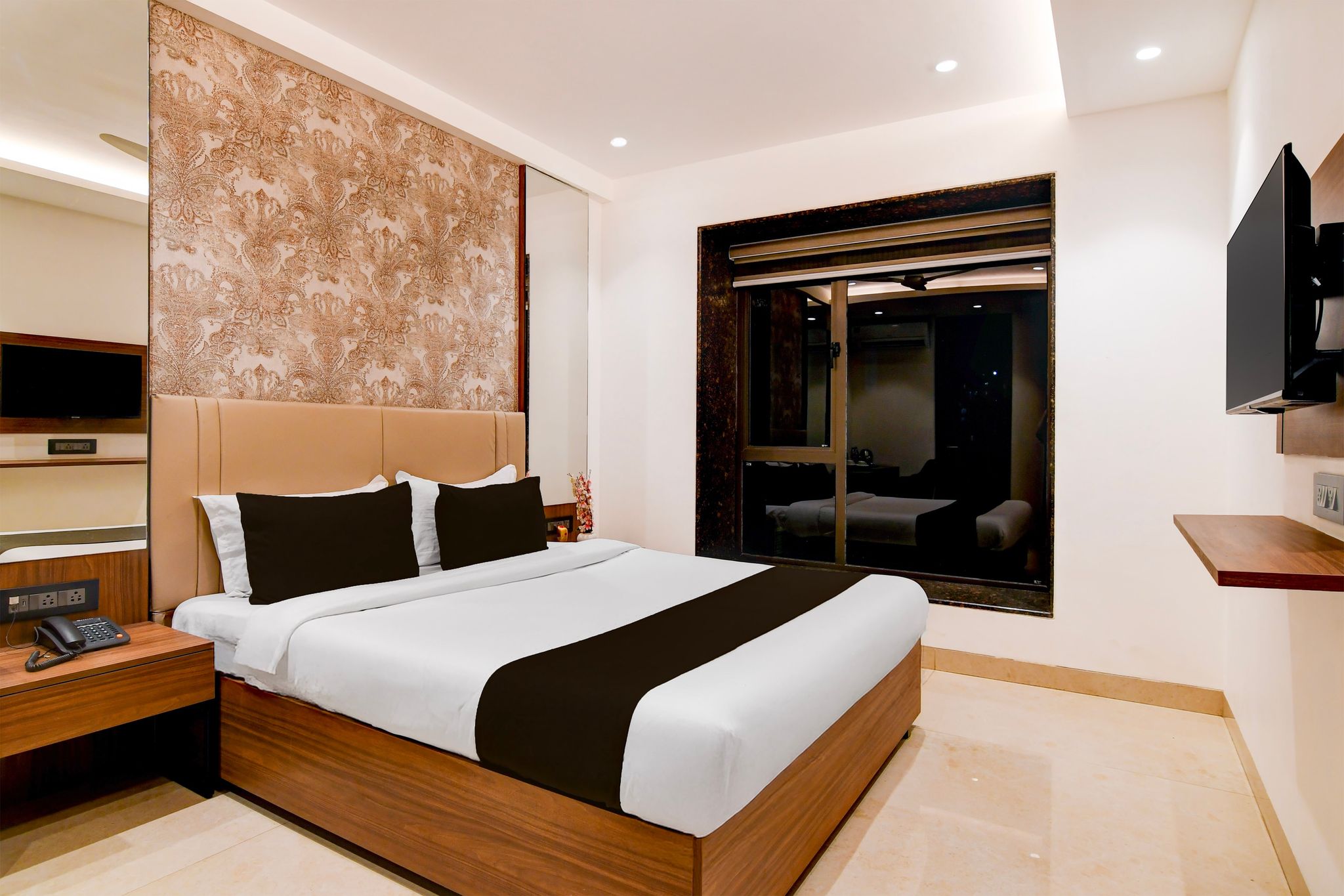 Super Townhouse Oak DLF Newtown Bus Terminal CLASSIC 2