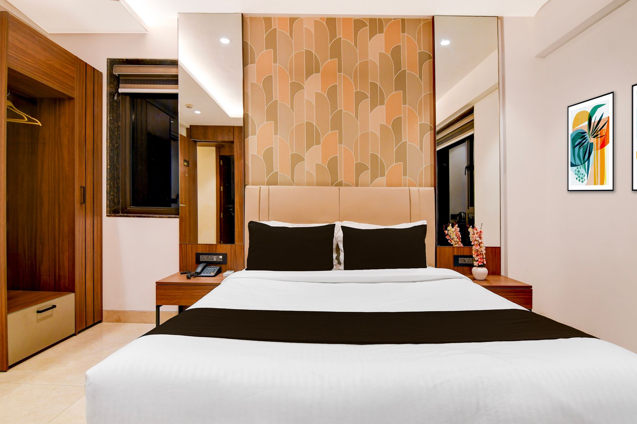 Super Townhouse Oak DLF Newtown Bus Terminal CLASSIC 8