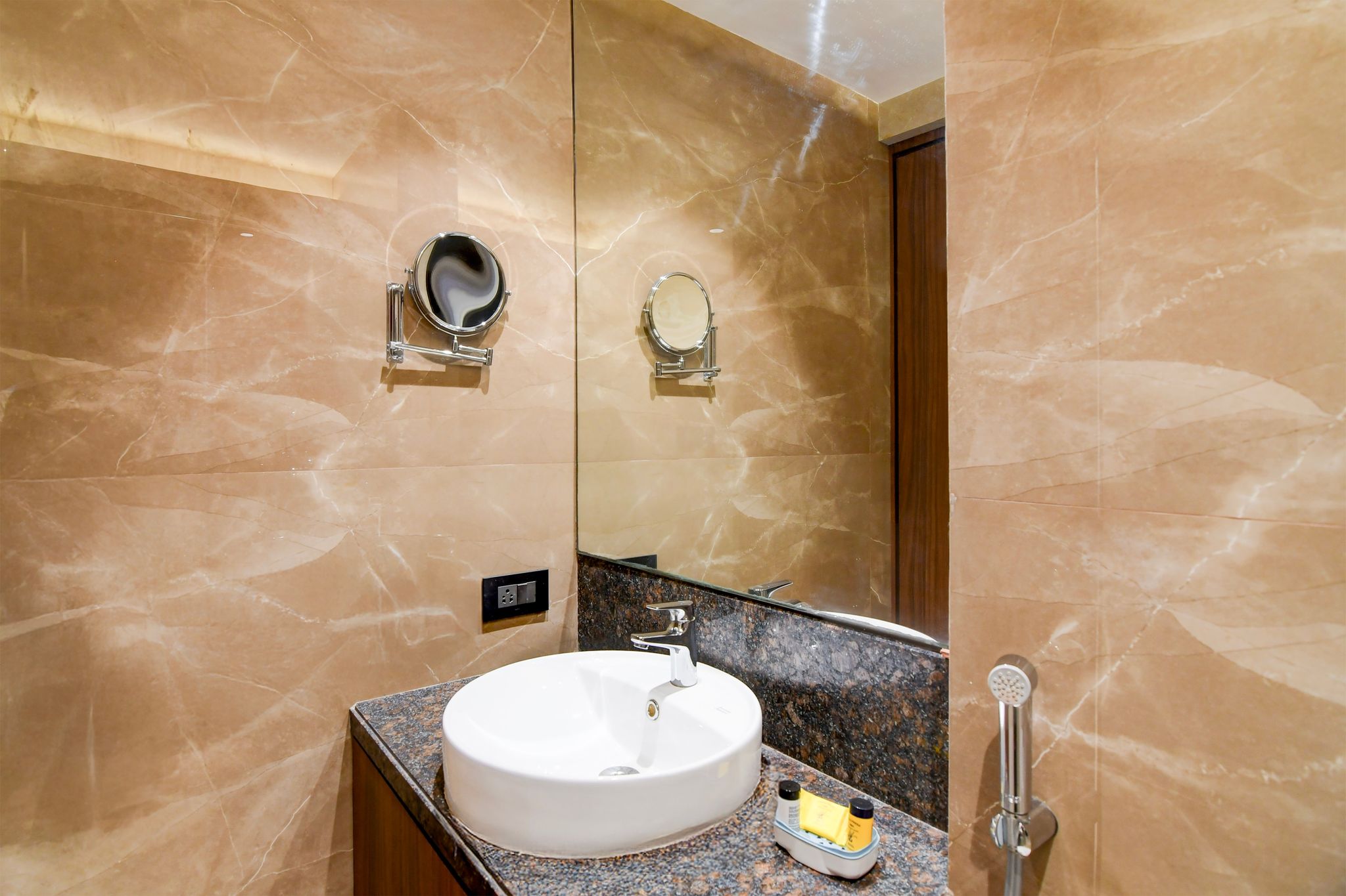 Super Townhouse Oak DLF Newtown Bus Terminal CLASSIC 13