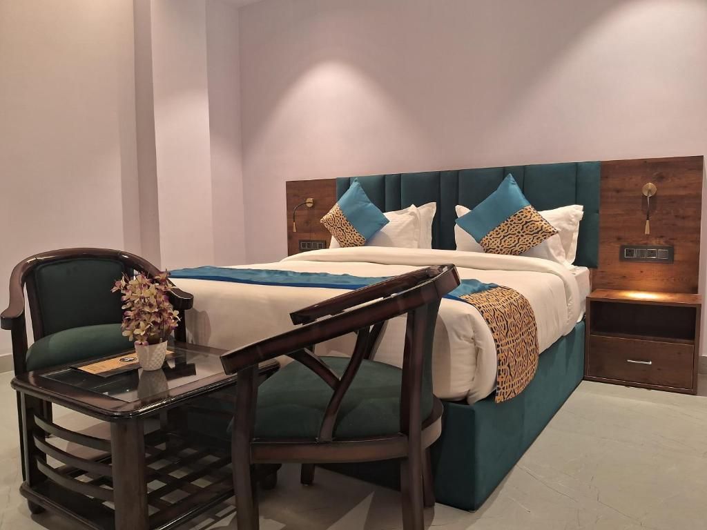 Emerald Suites Deluxe Room 4