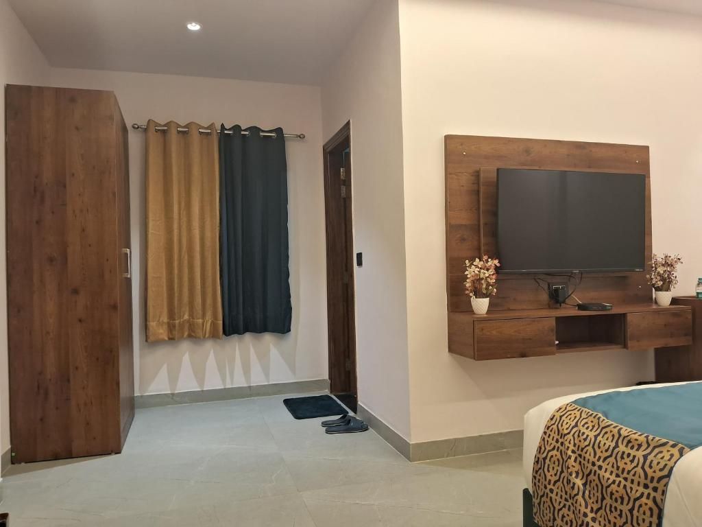 Emerald Suites Deluxe Room 8