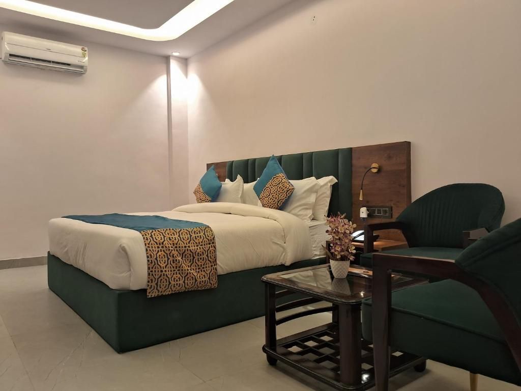 Emerald Suites Deluxe Room 5